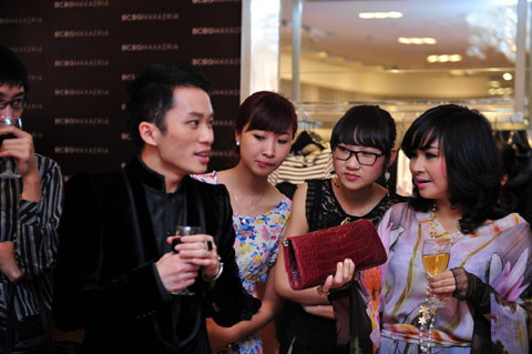 Thanh Lam, con gái và ca sĩ Tùng Dương trò chuyện mới đây tại một sự kiện mới đây. Thanh Lam, con gái và ca sĩ Tùng Dương trò chuyện mới đây tại một sự kiện mới đây.