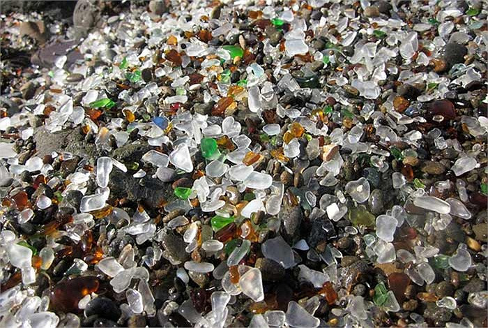 	Hàng núi rác thải với đủ thứ ghê rợn, trong đó nhiều nhất là chai lọ thủy tinh, đồ gia dụng và máy móc hư hỏng đã phá hủy hoàn toàn môi trường và cảnh quan nơi đây