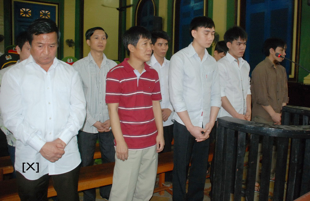 Ông Trưởng (x) và Luân (áo phông) cùng đám đàn em hầu tòa . Ảnh: T.H.V. Ông Trưởng (x) và Luân (áo phông) cùng đám đàn em hầu tòa . Ảnh: T.H.V