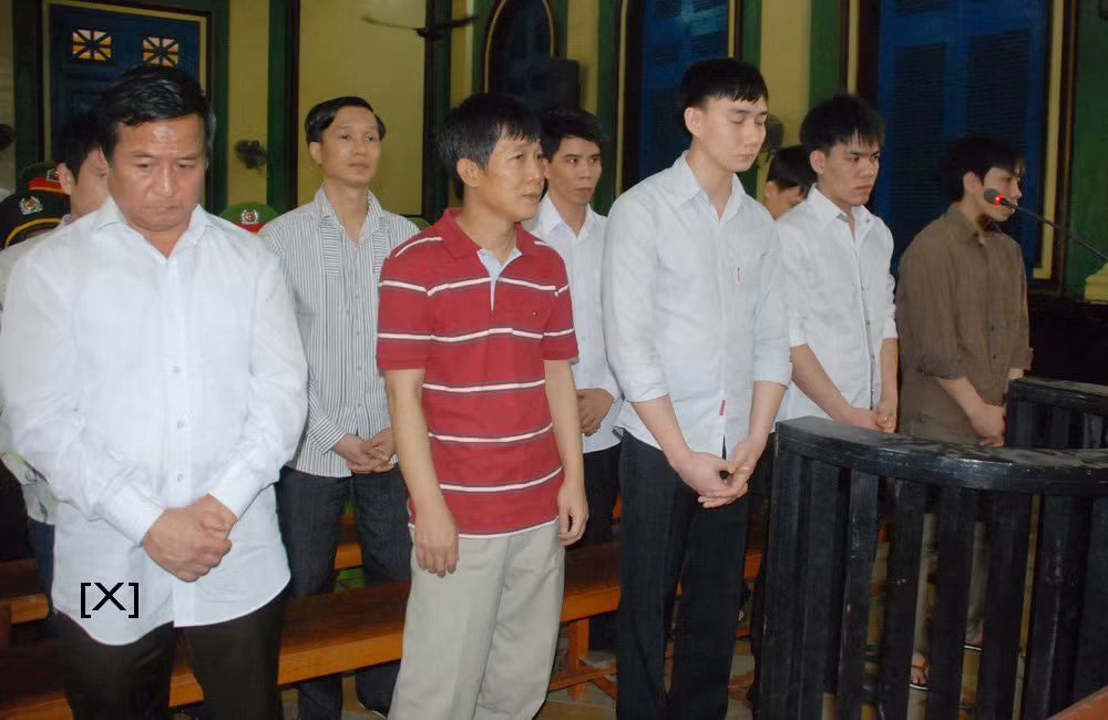 Ông Trưởng (x) và Luân (áo phông) cùng đám đàn em hầu tòa . Ảnh: T.H.V