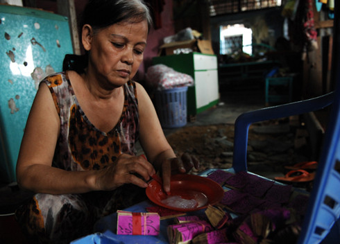 Bà Thái Thị Vui (phường 4) cho biết, từng tham gia thanh niên xung phong và đã sống ở đây hơn 10 năm. Hàng ngày, bà Vui nhận vàng mã về dán và cứ làm xong 1.000 xấp (trong 3-4 ngày) thì được trả công 80.000 đồng