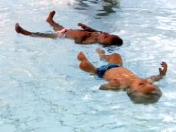 Hai bé William và Ellenita Trykush chưa thể ngồi vững nhưng đã bơi thoăn thoắt