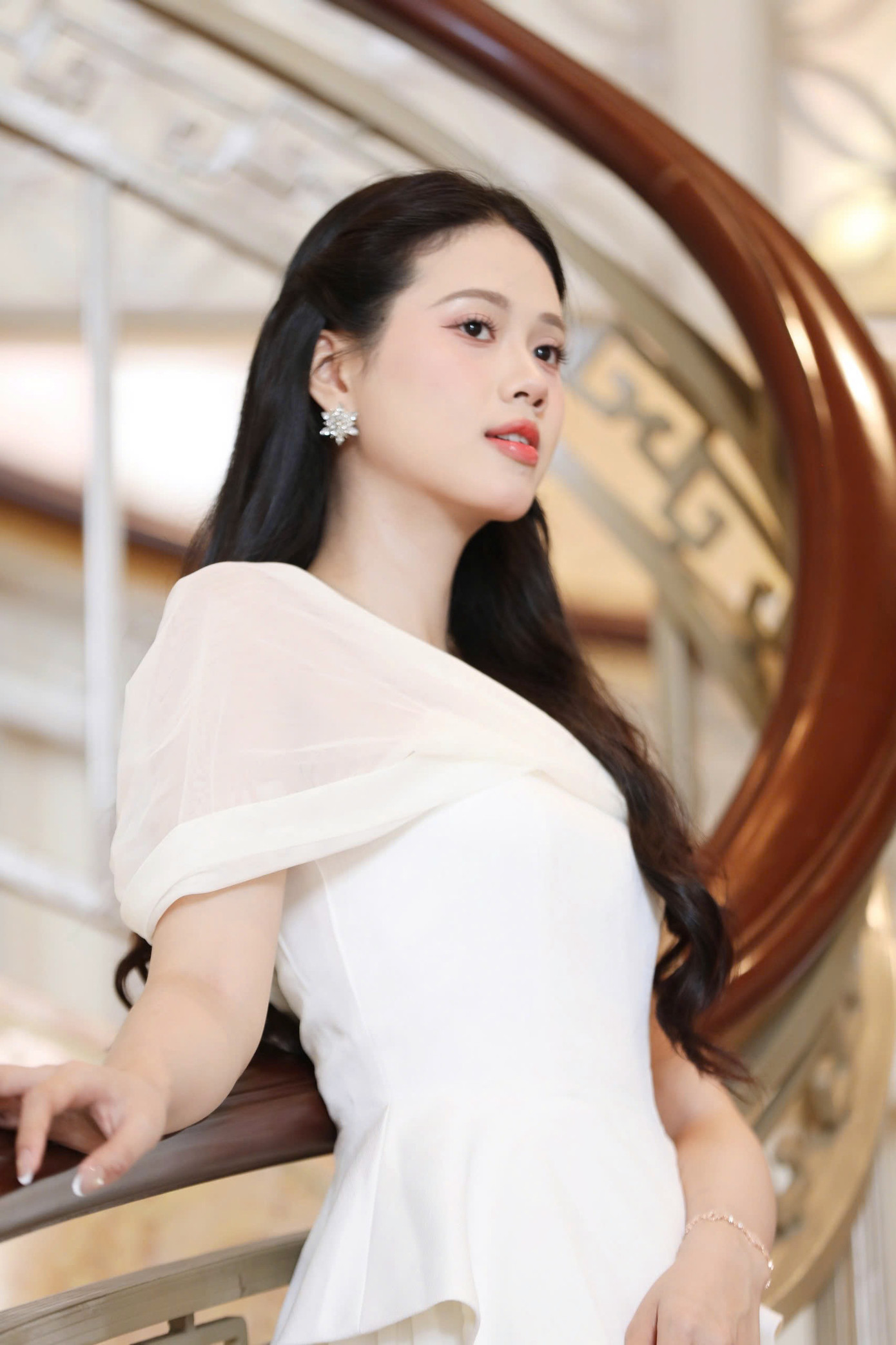 Cô dự đoán 5 cái tên đủ tiêu chí, đủ yếu tố xứng đáng vào Top 5 Hoa hậu Việt Nam gồm Minh Thu, Vân Nhi, Trúc Linh, Bảo Hà và Mai Phương. Trong đó, Diệu Huyền tin rằng Trúc Linh là cô gái hội đủ yếu tố có thể trở thành Hoa hậu Việt Nam 2024 vì sự bản lĩnh và năng lượng tích cực. Cô dự đoán 5 cái tên đủ tiêu chí, đủ yếu tố xứng đáng vào Top 5 Hoa hậu Việt Nam gồm Minh Thu, Vân Nhi, Trúc Linh, Bảo Hà và Mai Phương. Trong đó, Diệu Huyền tin rằng Trúc Linh là cô gái hội đủ yếu tố có thể trở thành Hoa hậu Việt Nam 2024 vì sự bản lĩnh và năng lượng tích cực.