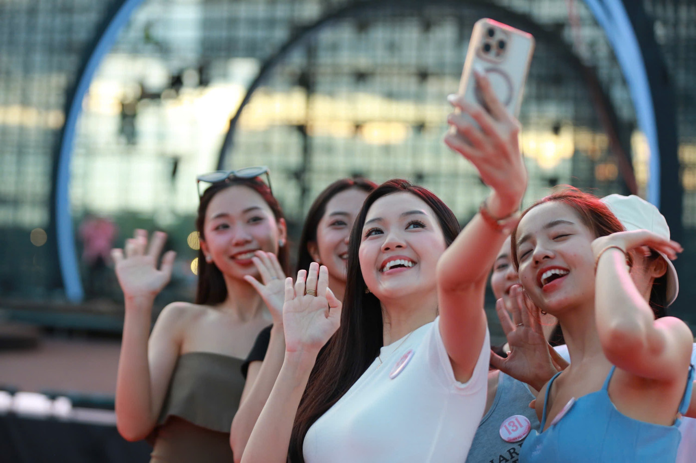 Thí sinh Hoa hậu Việt Nam hào hứng khi lần đầu được tập luyện ở sân khấu nổi trên mặt nước sông Hương.