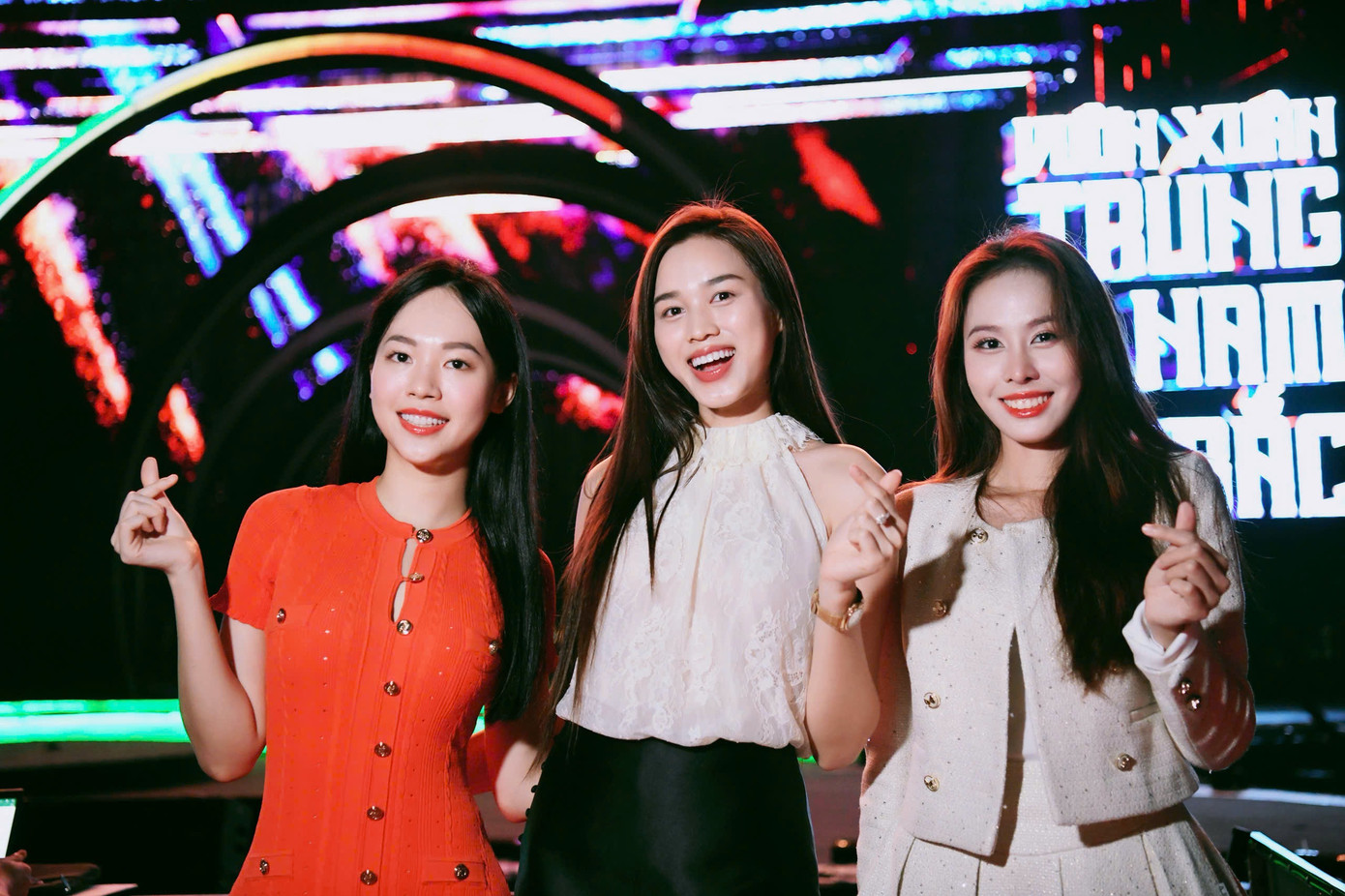 Tối 26/6, Hoa hậu Đỗ Thị Hà cùng Á hậu Ngọc Hằng, Á hậu Trịnh Thùy Linh tham gia buổi tổng duyệt chuẩn bị cho chung kết Hoa hậu Việt Nam 2024. Chia sẻ với Tiền Phong, Đỗ Hà choáng ngợp khi sân khấu đêm chung kết được dàn dựng công phu, hoành tráng. Cô tin rằng sân khấu tạo hiệu ứng cảm xúc tốt cho màn trình diễn của 25 thí sinh, đặc biệt là khoảnh khắc đăng quang.