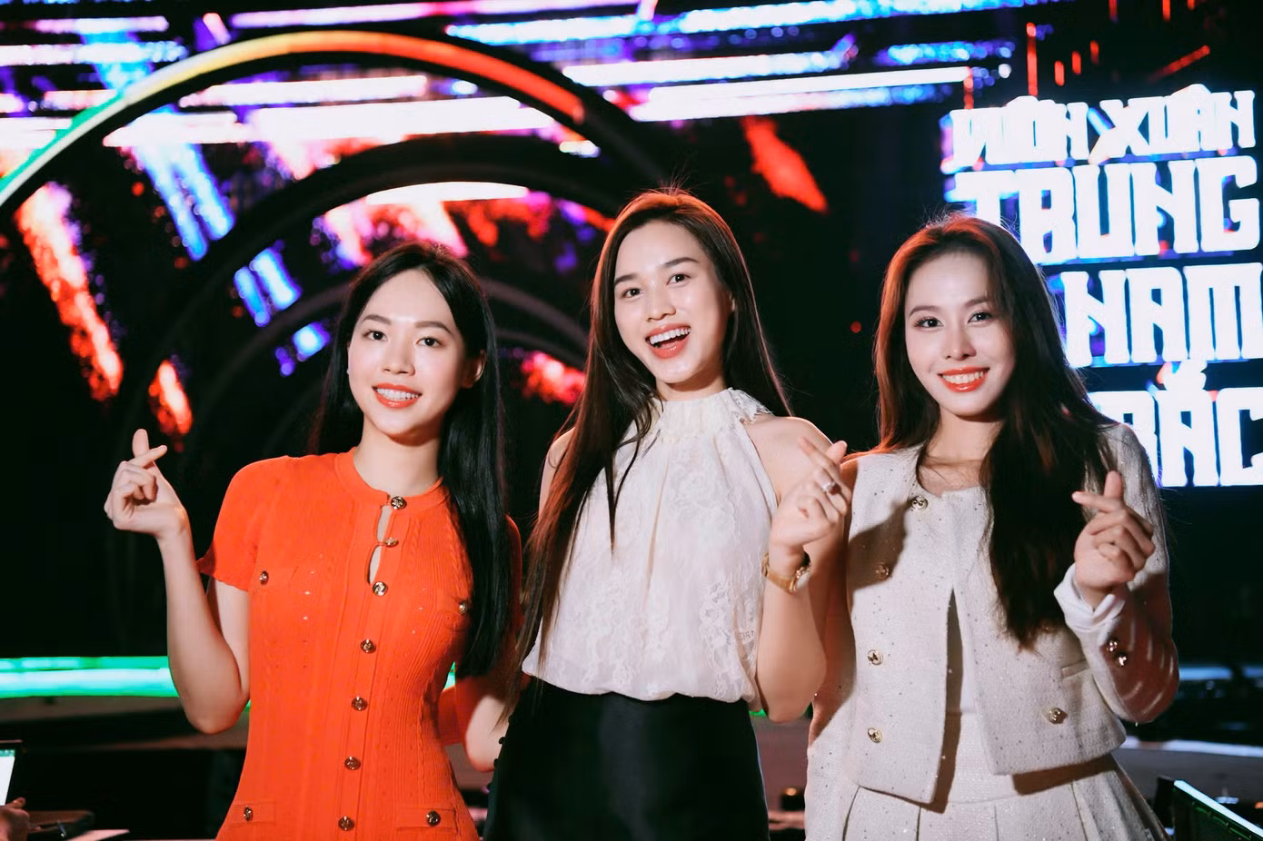 Tối 26/6, Hoa hậu Đỗ Thị Hà cùng Á hậu Ngọc Hằng, Á hậu Trịnh Thùy Linh tham gia buổi tổng duyệt chuẩn bị cho chung kết Hoa hậu Việt Nam 2024. Chia sẻ với Tiền Phong, Đỗ Hà choáng ngợp khi sân khấu đêm chung kết được dàn dựng công phu, hoành tráng. Cô tin rằng sân khấu tạo hiệu ứng cảm xúc tốt cho màn trình diễn của 25 thí sinh, đặc biệt là khoảnh khắc đăng quang.