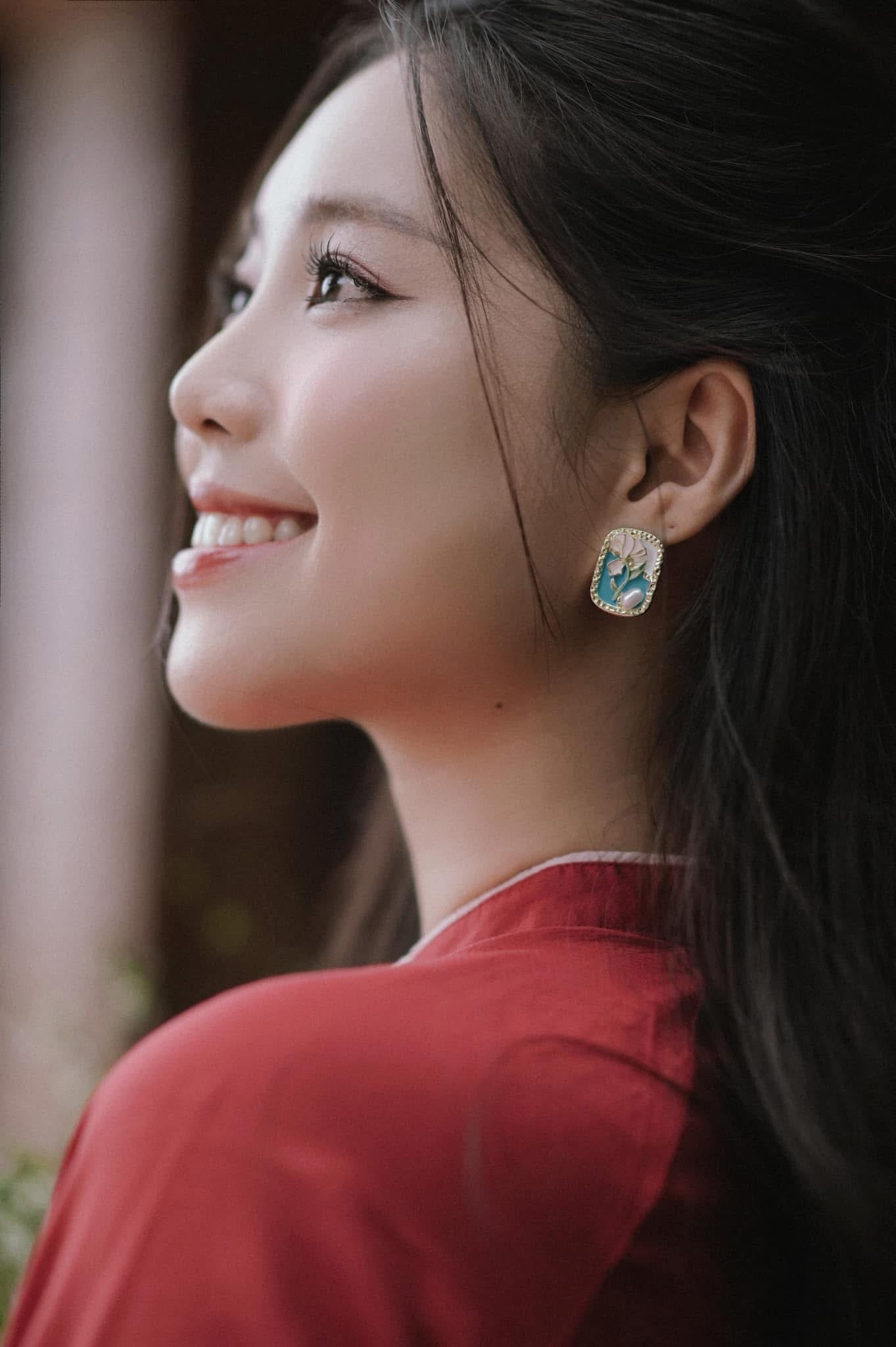 “Nhờ cuộc thi Hoa hậu Việt Nam 2024, tôi có bước chuyển mình đáng nhớ từ những ngày tháng chỉ biết tập luyện trên thao trường đến những bước catwalk trên sân khấu. Tôi sẽ lan tỏa hình ảnh nữ thanh niên thế hệ mới có trí tuệ, bản lĩnh, kỷ cương, dám nghĩ dám làm”, Châu Anh nói.