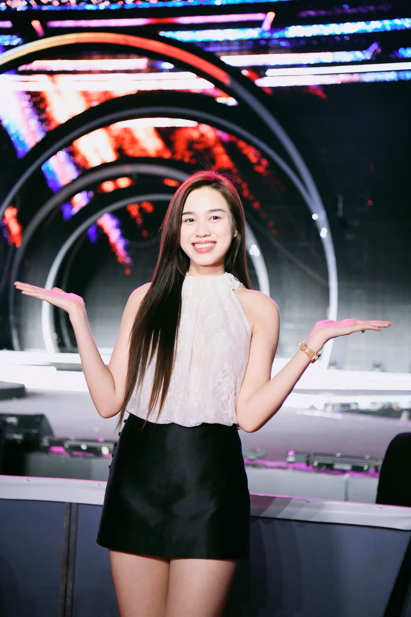 "Hãy giữ vững sự kiên định, tiếp thu những góp ý mang tính xây dựng và không ngừng hoàn thiện bản thân. Đừng để những cảm xúc tiêu cực ảnh hưởng lâu dài, bởi đôi khi chính những người khó tính lại là người quan tâm và giúp nhìn nhận những điểm cần cải thiện", cô nói.