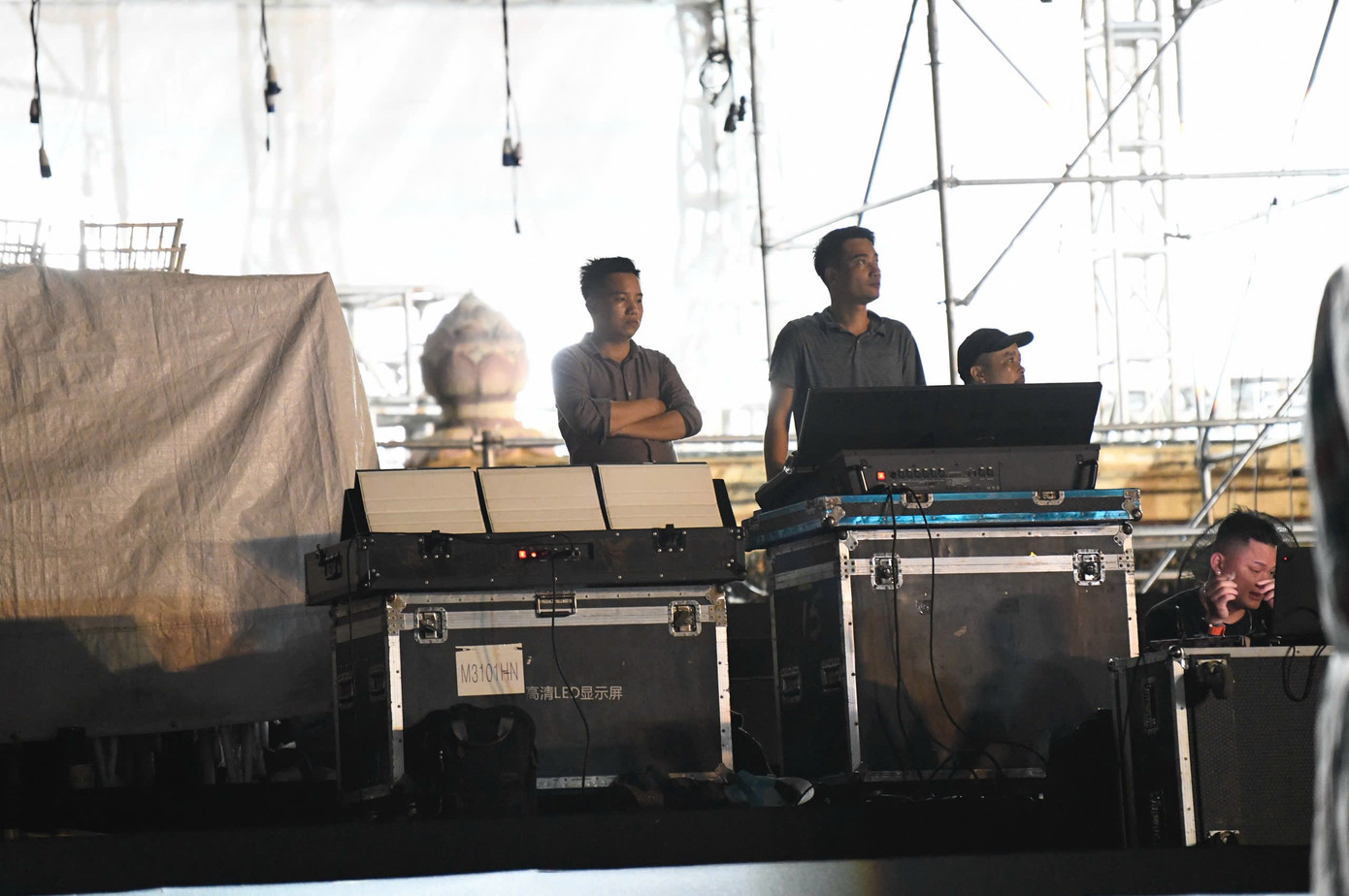 Đội ngũ kỹ thuật làm việc xuyên đêm, bám sát từng hạng mục thi công.