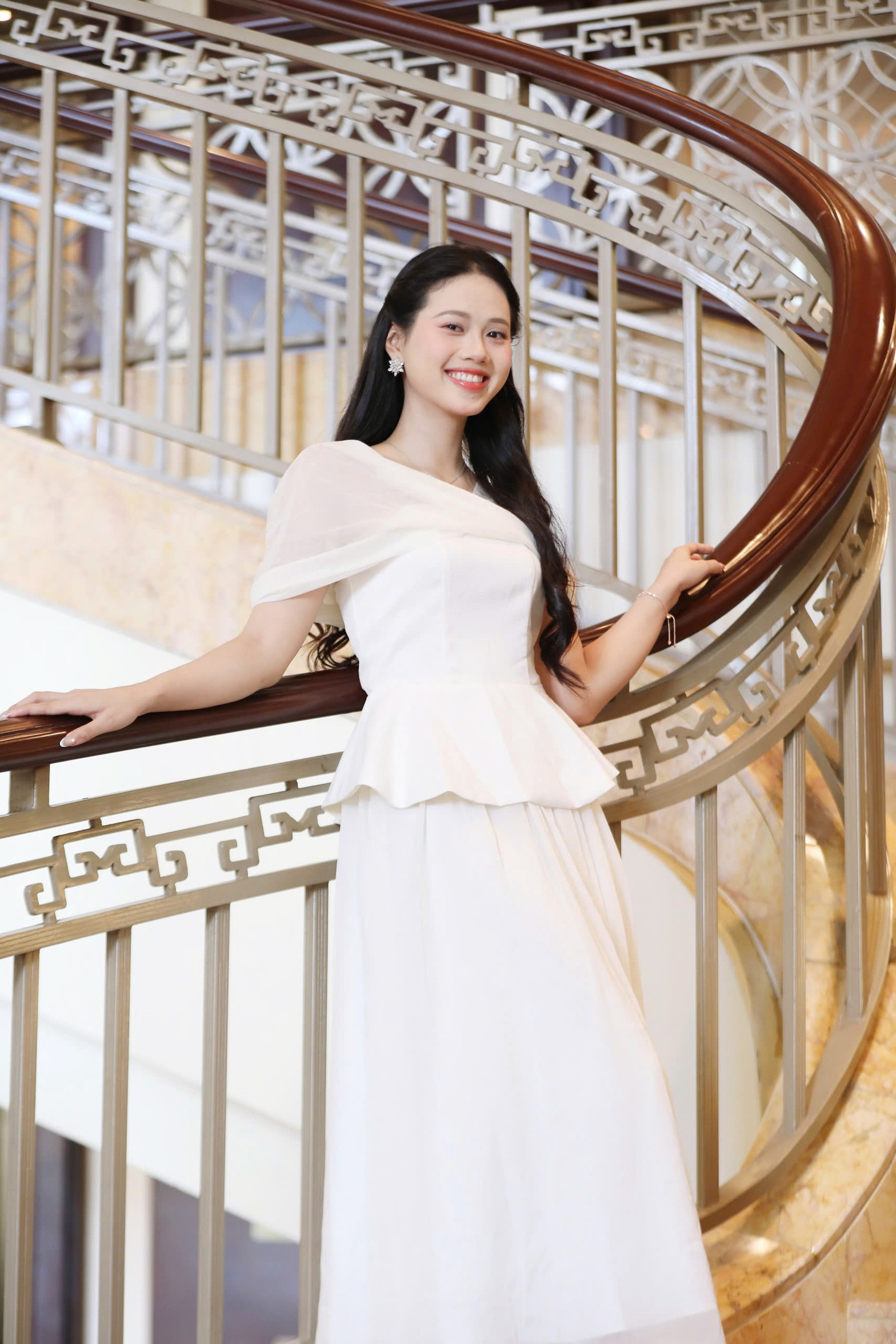 Diệu Huyền thừa nhận cô cũng từng mắc sai lầm. Vấp ngã để khiến mỗi người trưởng thành hơn. Cô mong khán giả hoan hỉ, cho mình một cơ hội để tỏa sáng và cống hiến nhiều hơn trong tương lai. Diệu Huyền thừa nhận cô cũng từng mắc sai lầm. Vấp ngã để khiến mỗi người trưởng thành hơn. Cô mong khán giả hoan hỉ, cho mình một cơ hội để tỏa sáng và cống hiến nhiều hơn trong tương lai.