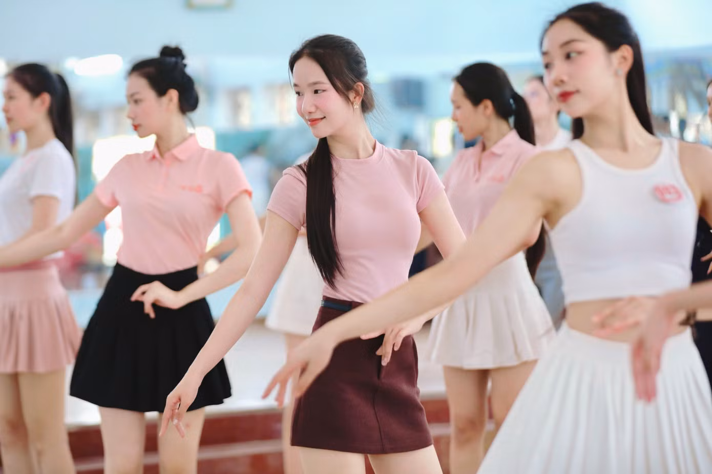 Sức nóng của cuộc thi được cảm nhận rõ nhất trong phòng tập, nơi các cô gái nỗ lực hết mình để mang tới những phần thi bùng nổ, mãn nhãn.