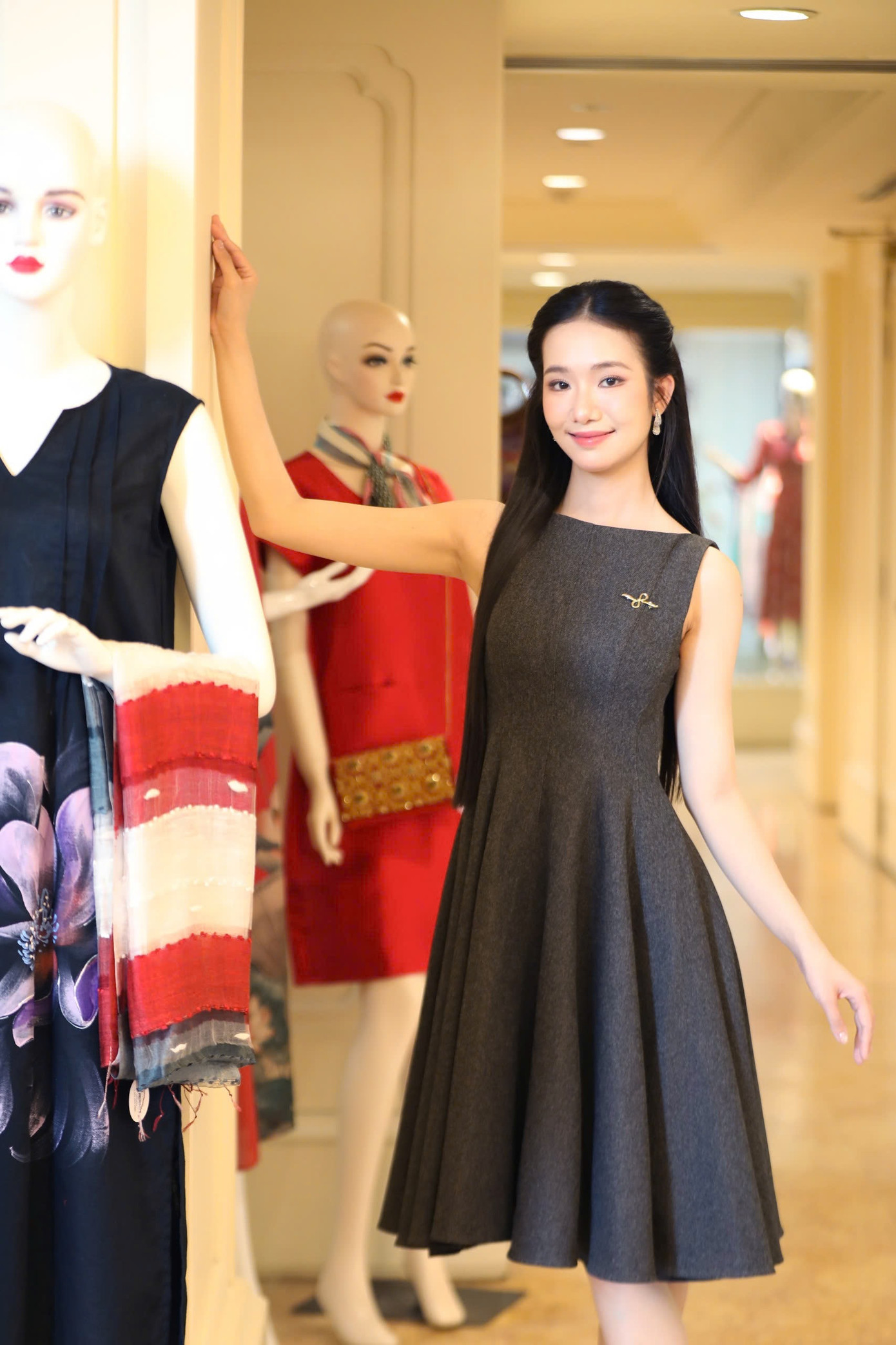 “Tôi dành nhiều thời gian rèn luyện kỹ năng catwalk để giúp mình vừa tự tin tỏa sáng, vừa giữ được nét dịu dàng, nền nã của người con gái Huế. Không chỉ chăm chút về hình thể, tôi cũng thường xuyên cập nhật kiến thức xã hội, luyện phản xạ ứng xử, hoàn thiện bản thân một cách toàn diện hơn”, Phương Nhi chia sẻ. “Tôi dành nhiều thời gian rèn luyện kỹ năng catwalk để giúp mình vừa tự tin tỏa sáng, vừa giữ được nét dịu dàng, nền nã của người con gái Huế. Không chỉ chăm chút về hình thể, tôi cũng thường xuyên cập nhật kiến thức xã hội, luyện phản xạ ứng xử, hoàn thiện bản thân một cách toàn diện hơn”, Phương Nhi chia sẻ.