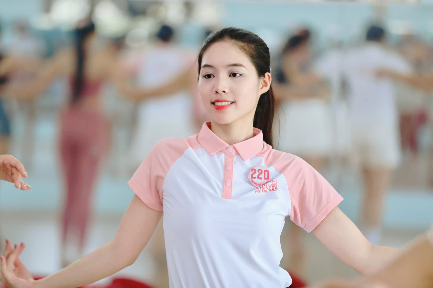 Thí sinh Trần Ngọc Châu Anh nói những buổi tập luyện mang lại cho cô nhiều cảm xúc. "Càng tập, tôi càng cảm nhận rõ không khí của đêm chung kết đang đến gần. Chúng tôi không chỉ học từng bước di chuyển, từng cử chỉ biểu cảm dưới sự hướng dẫn tận tâm của biên đạo, còn được lắng nghe những bản nhạc giàu cảm xúc, đầy năng lượng, hứa hẹn thổi bùng không khí trên sân khấu", Châu Anh bày tỏ.