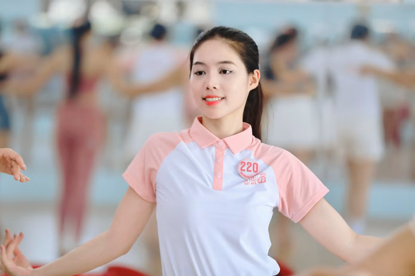 Thí sinh Trần Ngọc Châu Anh nói những buổi tập luyện mang lại cho cô nhiều cảm xúc. "Càng tập, tôi càng cảm nhận rõ không khí của đêm chung kết đang đến gần. Chúng tôi không chỉ học từng bước di chuyển, từng cử chỉ biểu cảm dưới sự hướng dẫn tận tâm của biên đạo, còn được lắng nghe những bản nhạc giàu cảm xúc, đầy năng lượng, hứa hẹn thổi bùng không khí trên sân khấu", Châu Anh bày tỏ.
