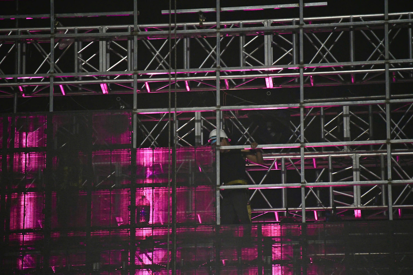 “Chúng tôi phải huy động số lượng nhân công gấp đôi thời điểm ban đầu. Để đạt được tiến độ, nhân công phải làm ngày làm đêm trong thời tiết nắng nóng của TP Huế", ông Hoàng Thọ Ninh nói.