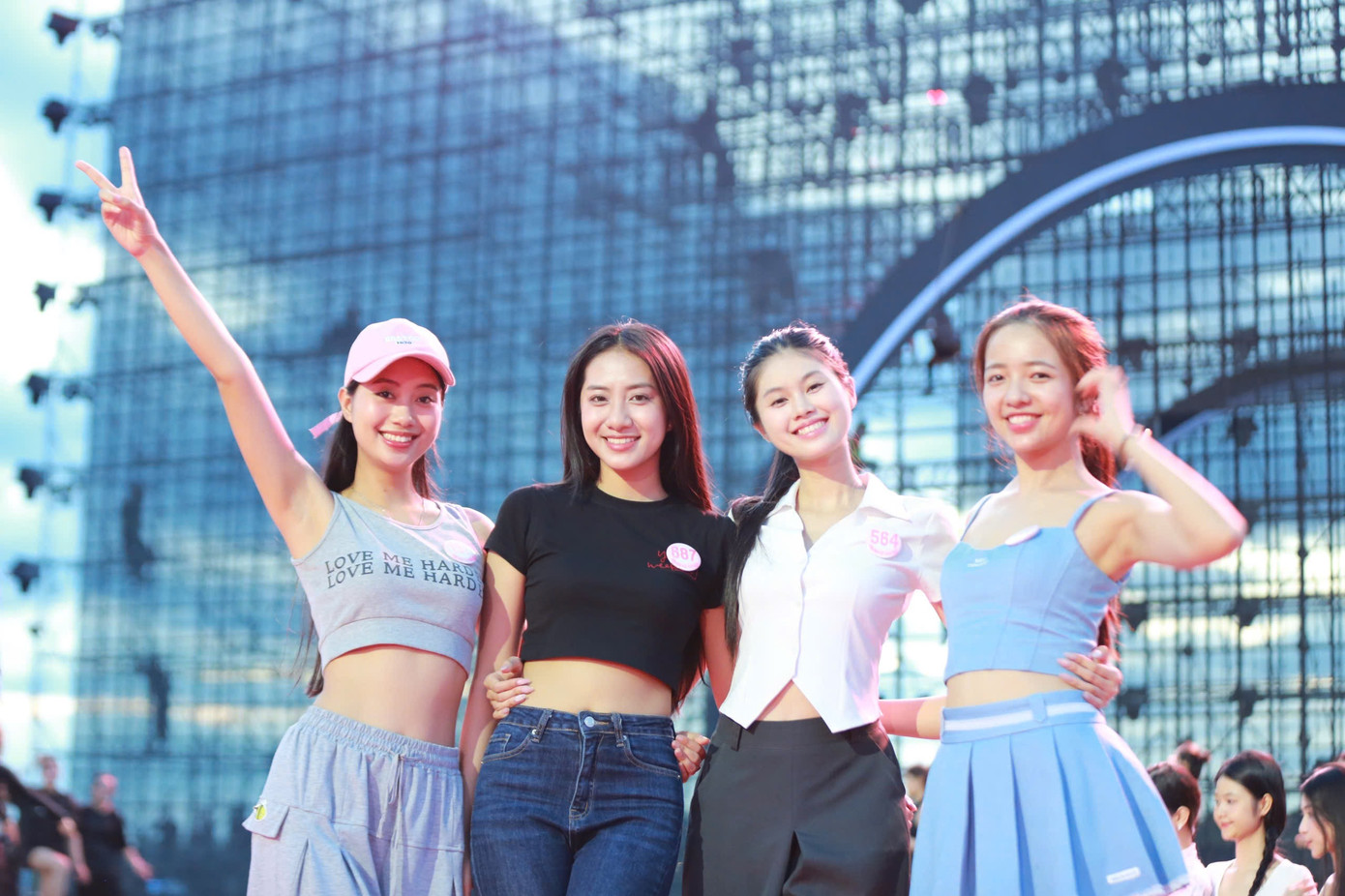 “Lần đầu tôi được đứng trên sân khấu khủng như vậy. Một sân khấu đẹp, hoành tráng ngoài sức tưởng tượng. Tôi khá hồi hộp khi đêm chung kết đã kề cận. Tôi tin rằng cả 25 thí sinh đều tỏa sáng sau khoảng thời gian tập luyện cao độ”, thí sinh Võ Đoàn Bảo Hà chia sẻ.