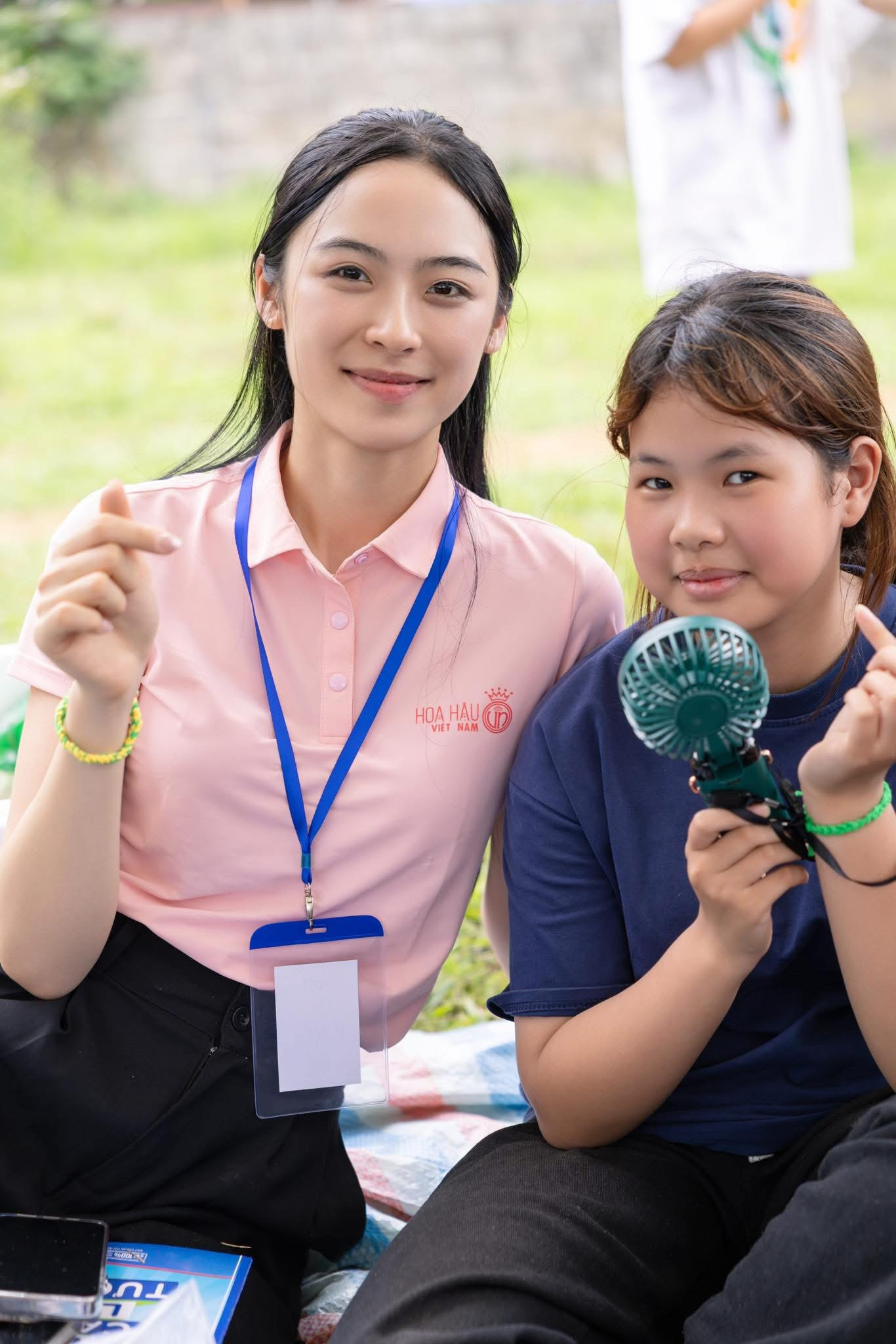 Câu trả lời của Vân Nhi là: "Chúng ta may mắn được cha mẹ cho những cái tên thật hay, thật đẹp. Nhưng cái tên chỉ thật sự hay, ý nghĩa khi được lan tỏa bằng những điều tử tế, những điều tốt đẹp cho cộng đồng. Vì vậy, để cái tên tỏa hương, chúng ta phải không ngừng cố gắng. Và tôi là Nguyễn Thị Vân Nhi, đến với Hoa Hậu Việt Nam mong muốn lan tỏa thật nhiều điều có ích".