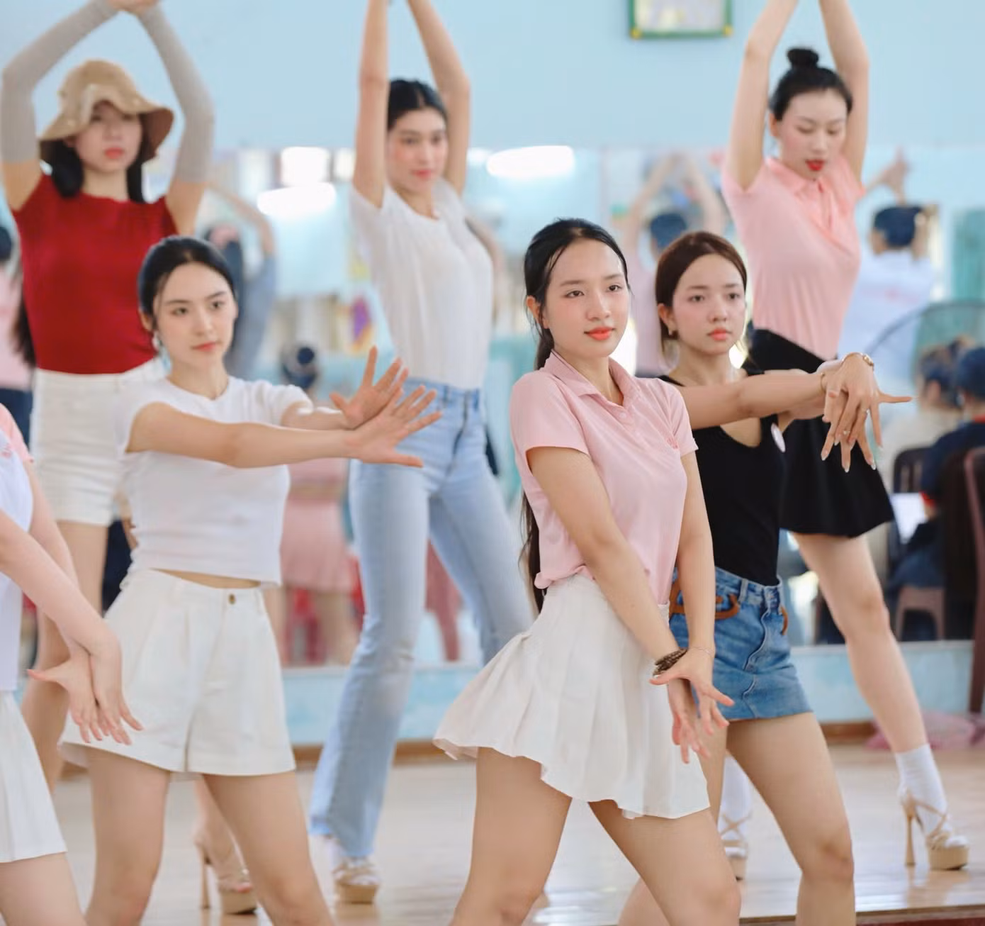 Dù các phần thi bikini, dạ hội đều có nghệ sĩ nổi tiếng biểu diễn chung, Top 25 thí sinh Hoa hậu Việt Nam được xem là trung tâm, đóng vai trò chủ chốt tạo nên thành công của cuộc thi.