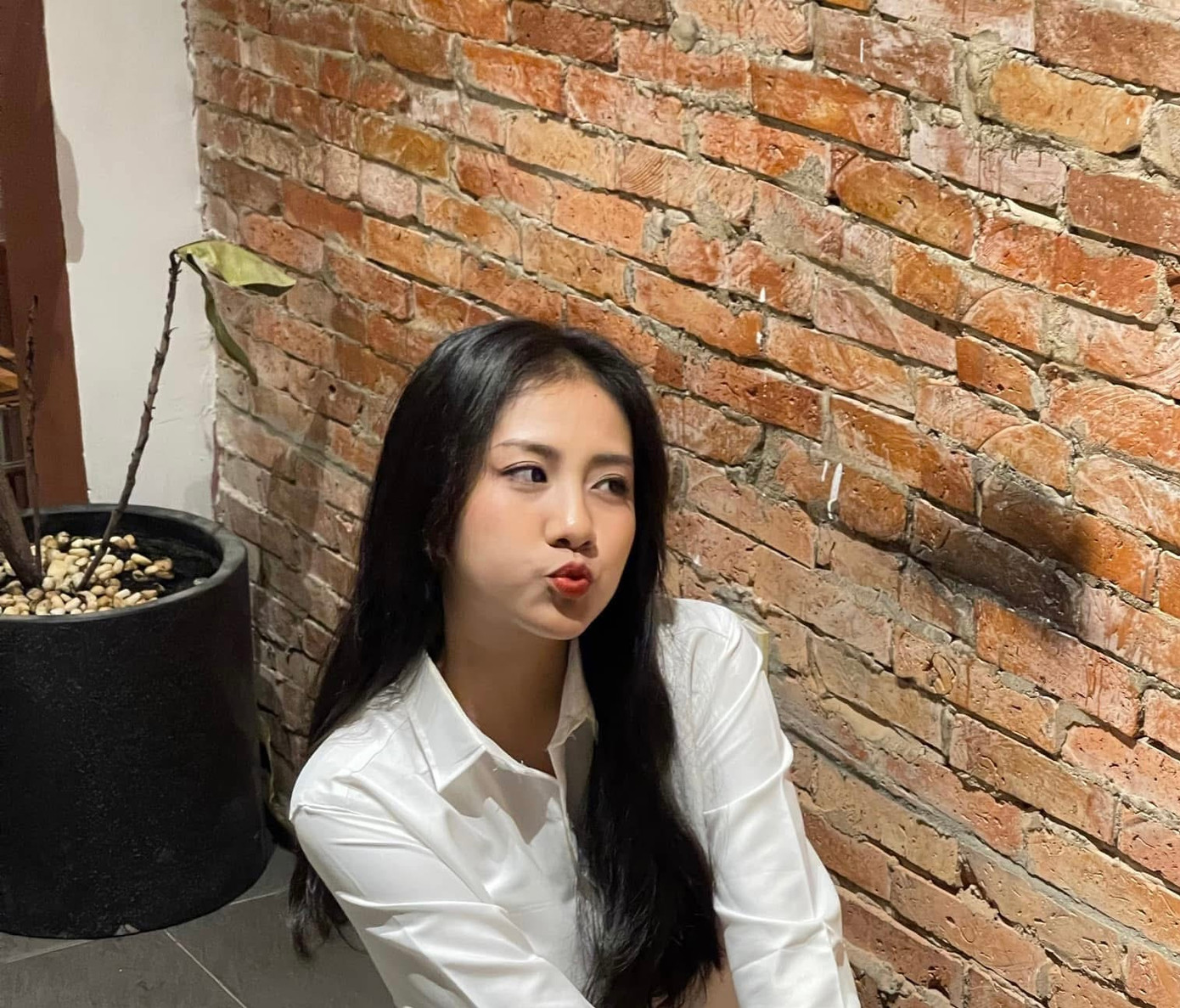 Trúc Linh chia sẻ cô lớn lên trong tình yêu thương và sự dạy dỗ kỹ càng của ba mẹ. Từ nhỏ, cô được ba mẹ dặn dò phải sống tử tế, biết chia sẻ, biết nghĩ cho người khác trước. &quot;Lớn lên ở Phú Yên, tôi có nhiều cơ hội được tham gia các hoạt động ngoại khóa và dần rèn cho mình sự mạnh dạn, tinh thần trách nhiệm, ý chí không bỏ cuộc. Dù từng gặp không ít rào cản, cả về sức khỏe và công việc, tôi cố gắng học cách chấp nhận, vượt qua khó khăn&quot;, Trúc Linh nói.