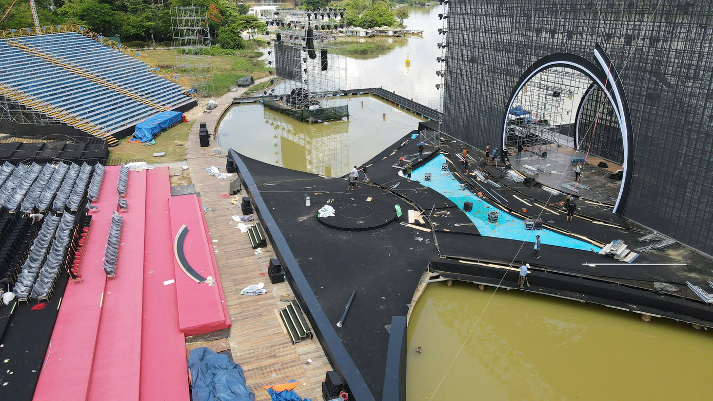 Theo đại diện đơn vị thi công, họ huy động khoảng 400 công nhân làm việc xuyên ngày đêm để kịp tiến độ bàn giao sân khấu trước chung kết Hoa hậu Việt Nam 2024.