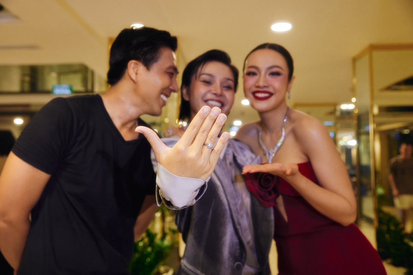 Lê Thu Trang chia sẻ khoảnh khắc được bạn trai Quang Sơn cầu hôn. Lê Thu Trang chia sẻ khoảnh khắc được bạn trai Quang Sơn cầu hôn.