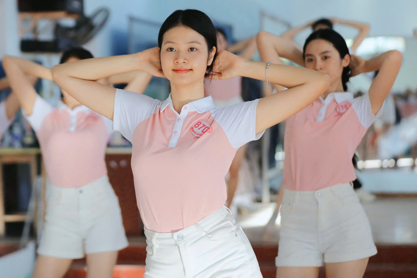 Trong buổi sáng cùng ngày, các thí sinh hoàn thành vòng chấm trực diện với ban giám khảo - phần thi quan trọng giúp đánh giá sắc vóc, phong thái và bản lĩnh của top 25 thí sinh xuất sắc nhất Hoa hậu Việt Nam 2024.