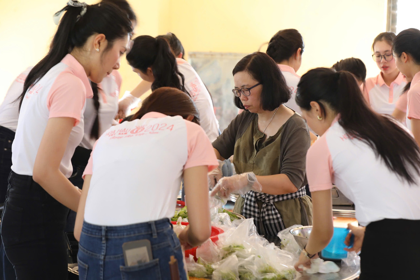 Sau 3 giờ đồng hồ chuẩn bị, 250 suất ăn được đóng gói cẩn thận và vận chuyển tới công viên Kim Đồng (TP. Huế) để trao tận tay những người dân có hoàn cảnh khó khăn.