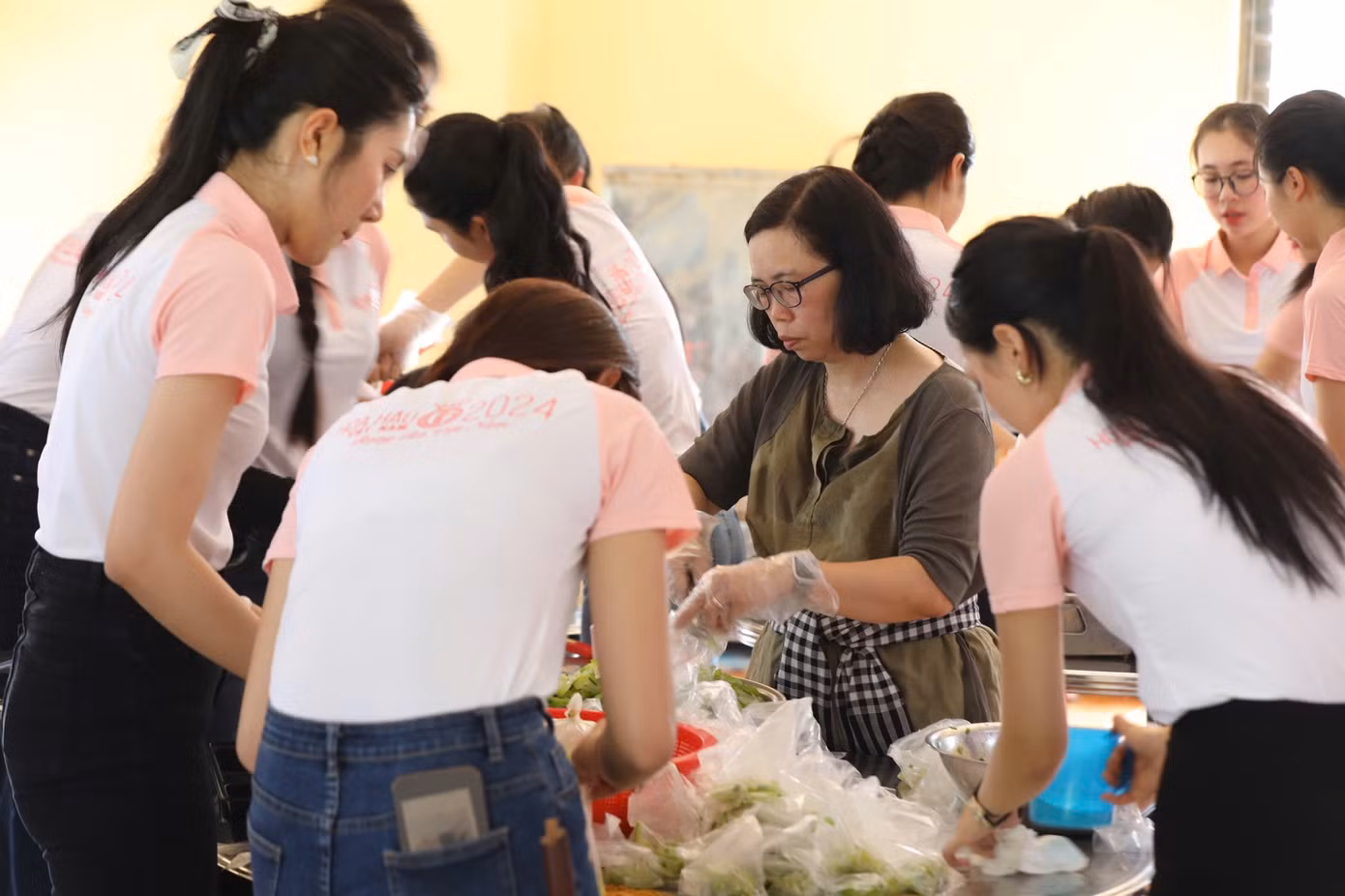 Sau 3 giờ đồng hồ chuẩn bị, 250 suất ăn được đóng gói cẩn thận và vận chuyển tới công viên Kim Đồng (TP. Huế) để trao tận tay những người dân có hoàn cảnh khó khăn.