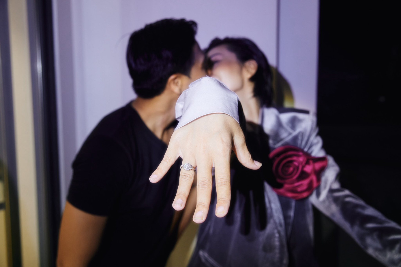 Lê Thu Trang chia sẻ khoảnh khắc được bạn trai Quang Sơn cầu hôn. Lê Thu Trang chia sẻ khoảnh khắc được bạn trai Quang Sơn cầu hôn.