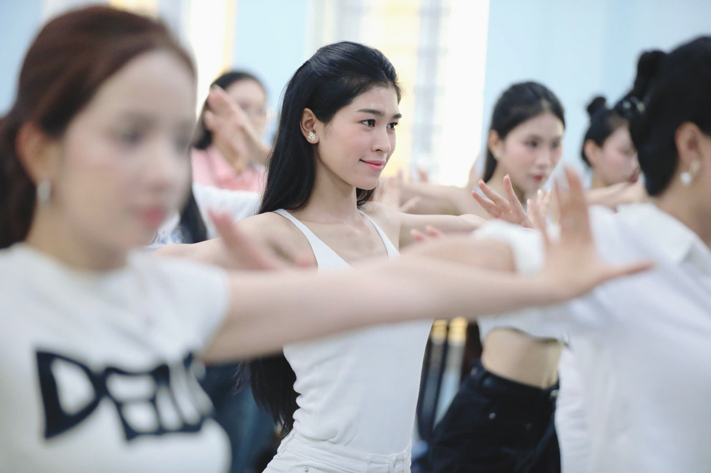 "Tôi vô cùng hào hứng và phấn khích chờ đợi màn trình diễn của Top 25 trên sân khấu chung kết Hoa hậu Việt Nam 2024. Bản thân tôi đang nỗ lực và chuẩn bị thật tốt cho đêm thi cuối", thí sinh Nguyễn Thanh Thảo nói. Người đẹp đến từ Hà Nội cho biết cô tập luyện vũ đạo, tập gym mỗi ngày 2-3 giờ đồng hồ để giữ sự dẻo dai và có hình thể tự tin nhất.