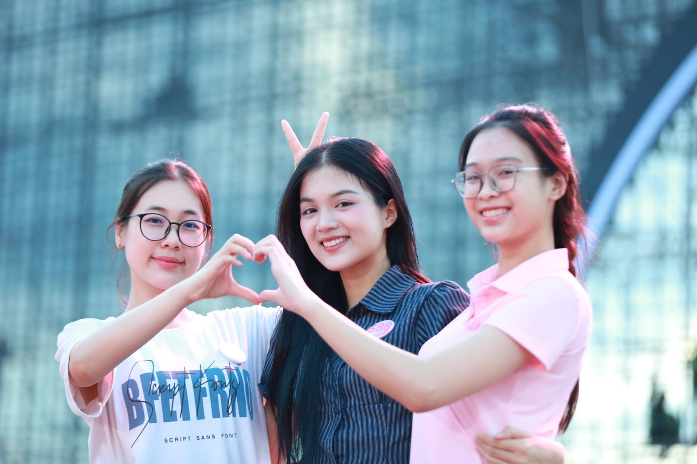 Khoảnh khắc thí sinh Hoa hậu Việt Nam cùng nhau tạo nên những kỷ niệm đẹp ở hậu trường cuộc thi.