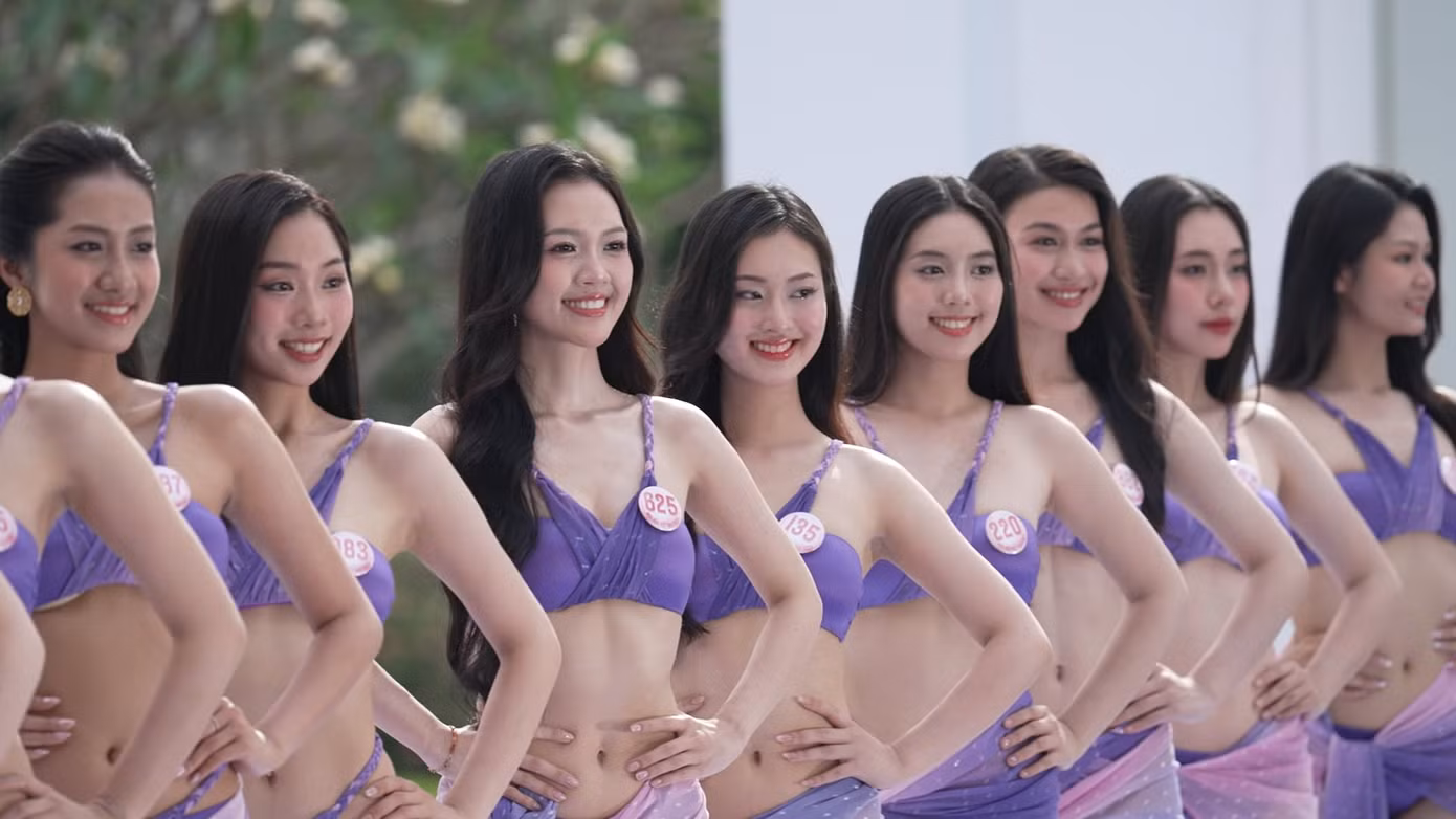 Thí sinh Hoa hậu Việt Nam khoe dáng nóng bỏng trong phần trình diễn bikini.