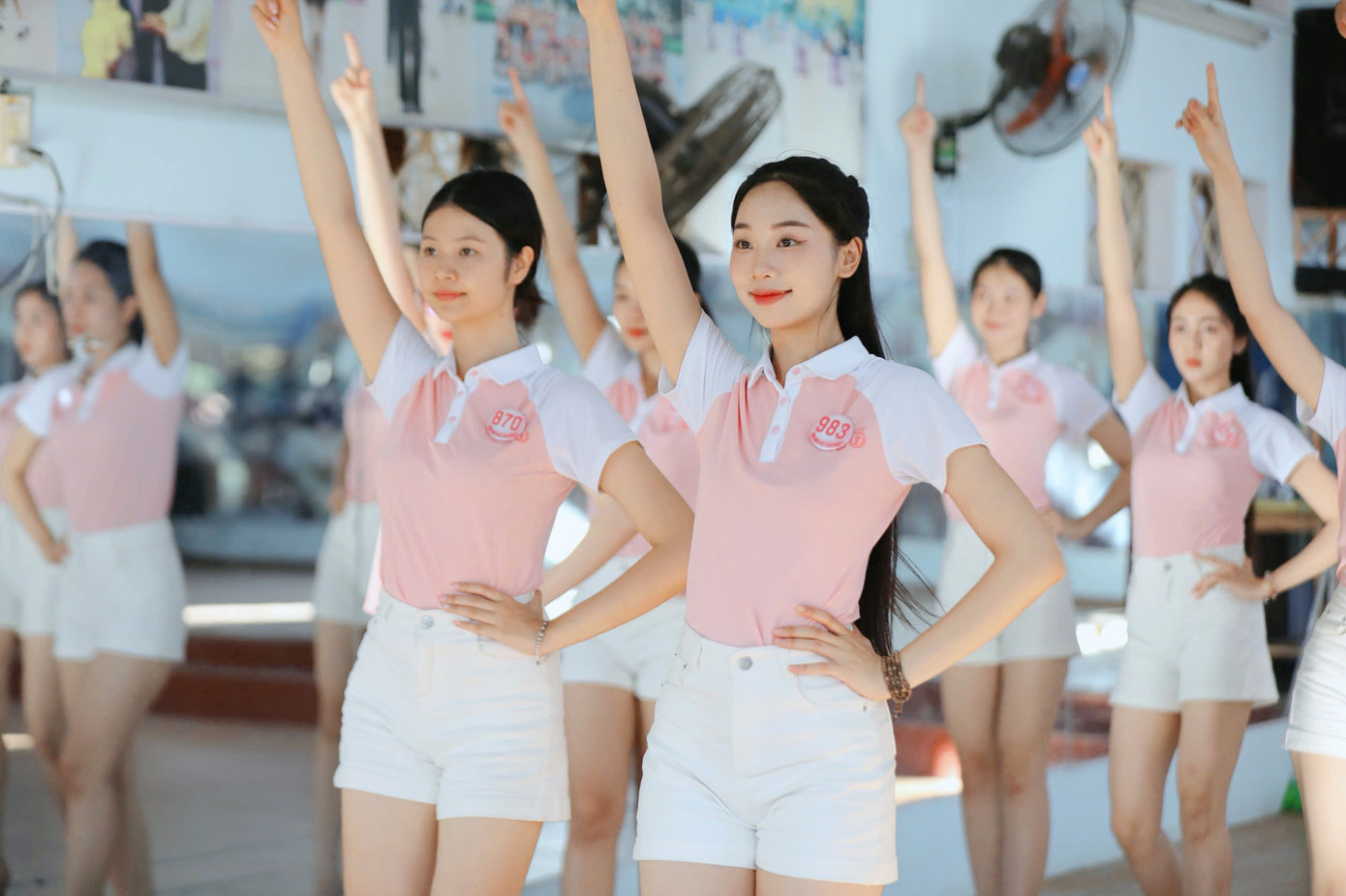 25 cô gái xuất sắc nhất của Hoa hậu Việt Nam tập luyện chăm chỉ.