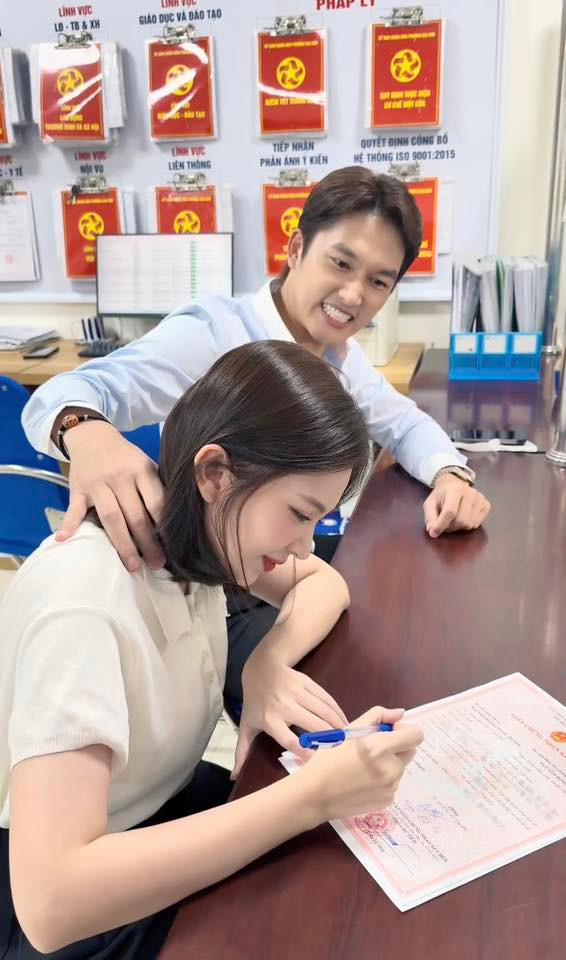 Đình Tú chia sẻ hậu trường anh và Ngọc Huyền đăng ký kết hôn. Đình Tú chia sẻ hậu trường anh và Ngọc Huyền đăng ký kết hôn.