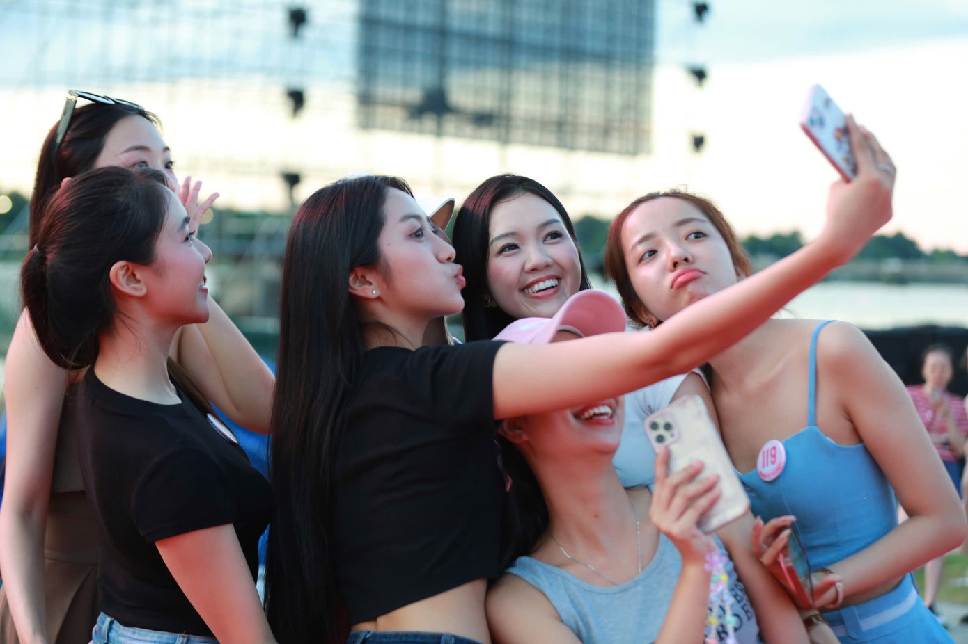 Thí sinh Hà Trúc Linh nói sân khấu chung kết Hoa hậu Việt Nam khiến cô nổi da gà. “Tôi cứ ngỡ mình đang ở sân khấu concert chị đẹp hay anh trai. Điều đặc biệt ở sân khấu này đó là những đường catwalk dài, giúp thí sinh phô diễn khả năng trình diễn và có nhiều cơ hội để tỏa sáng”, cô nói.