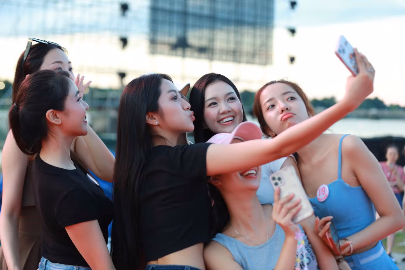 Thí sinh Hà Trúc Linh nói sân khấu chung kết Hoa hậu Việt Nam khiến cô nổi da gà. “Tôi cứ ngỡ mình đang ở sân khấu concert chị đẹp hay anh trai. Điều đặc biệt ở sân khấu này đó là những đường catwalk dài, giúp thí sinh phô diễn khả năng trình diễn và có nhiều cơ hội để tỏa sáng”, cô nói.