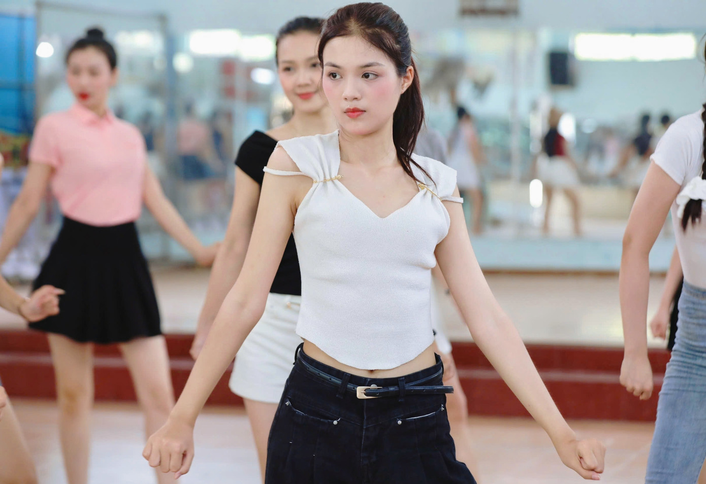 Theo Trần Minh Thu, những ngày cận kề với chung kết cũng là lúc thí sinh phải dành nhiều thời gian cho việc tập luyện các phần trình diễn. "Chúng tôi phải tập liên tục nhiều giờ trên đôi giày cao gót nhưng tất cả 25 thí sinh đều tràn đầy năng lượng và sẵn sàng cho một đêm chung kết thật bùng nổ", cô nói.