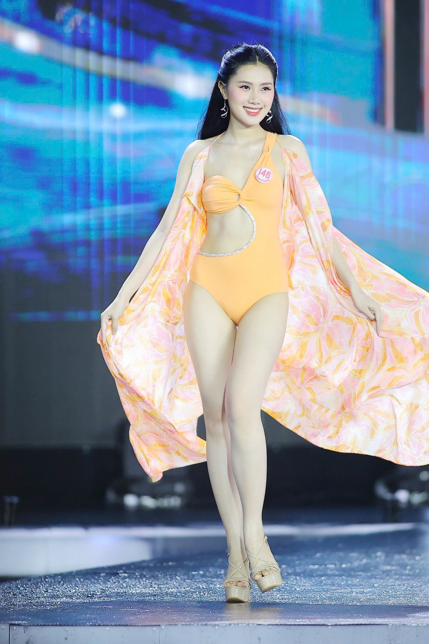 Bùi Thùy Nhiên cao 1,72 m, số đo ba vòng 74-60-90 cm.