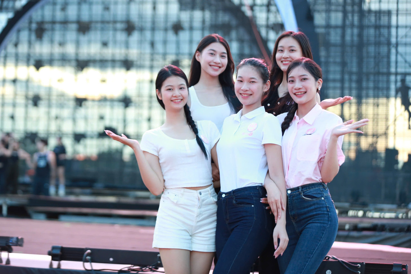 Ngoài giờ tập luyện, các thí sinh tranh thủ check-in tại sân khấu nổi trên mặt nước được xem quy mô bậc nhất ở Việt Nam. Thí sinh Nguyễn Thị Thanh Xuân chia sẻ cô hồi hộp, xúc động khi trở lại chung kết Hoa hậu Việt Nam 2024. “Gia đình, bạn bè chờ đợi màn trình diễn của tôi tại sân khấu ở quê nhà”, Thanh Xuân nói.