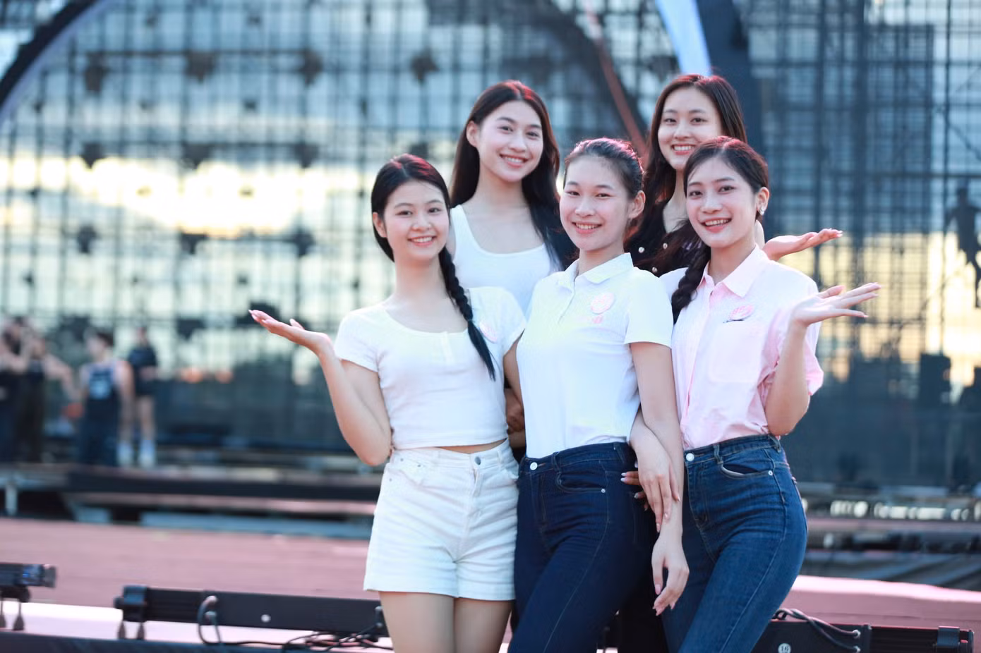 Ngoài giờ tập luyện, các thí sinh tranh thủ check-in tại sân khấu nổi trên mặt nước được xem quy mô bậc nhất ở Việt Nam. Thí sinh Nguyễn Thị Thanh Xuân chia sẻ cô hồi hộp, xúc động khi trở lại chung kết Hoa hậu Việt Nam 2024. “Gia đình, bạn bè chờ đợi màn trình diễn của tôi tại sân khấu ở quê nhà”, Thanh Xuân nói.