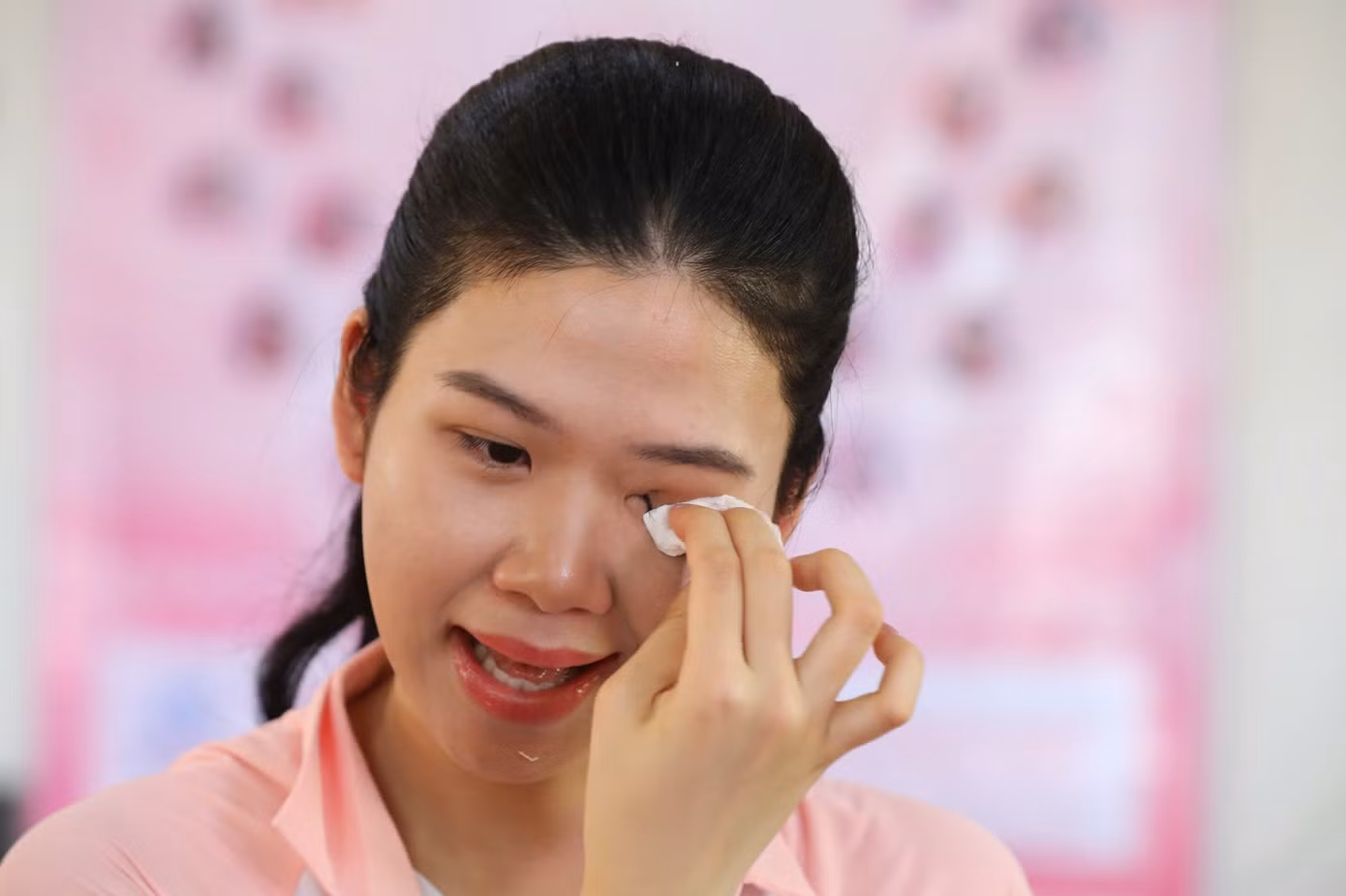 Khoảnh khắc thí sinh Hoa hậu Việt Nam rơi nước mắt một cách bất đắc dĩ khi thái hành tây.