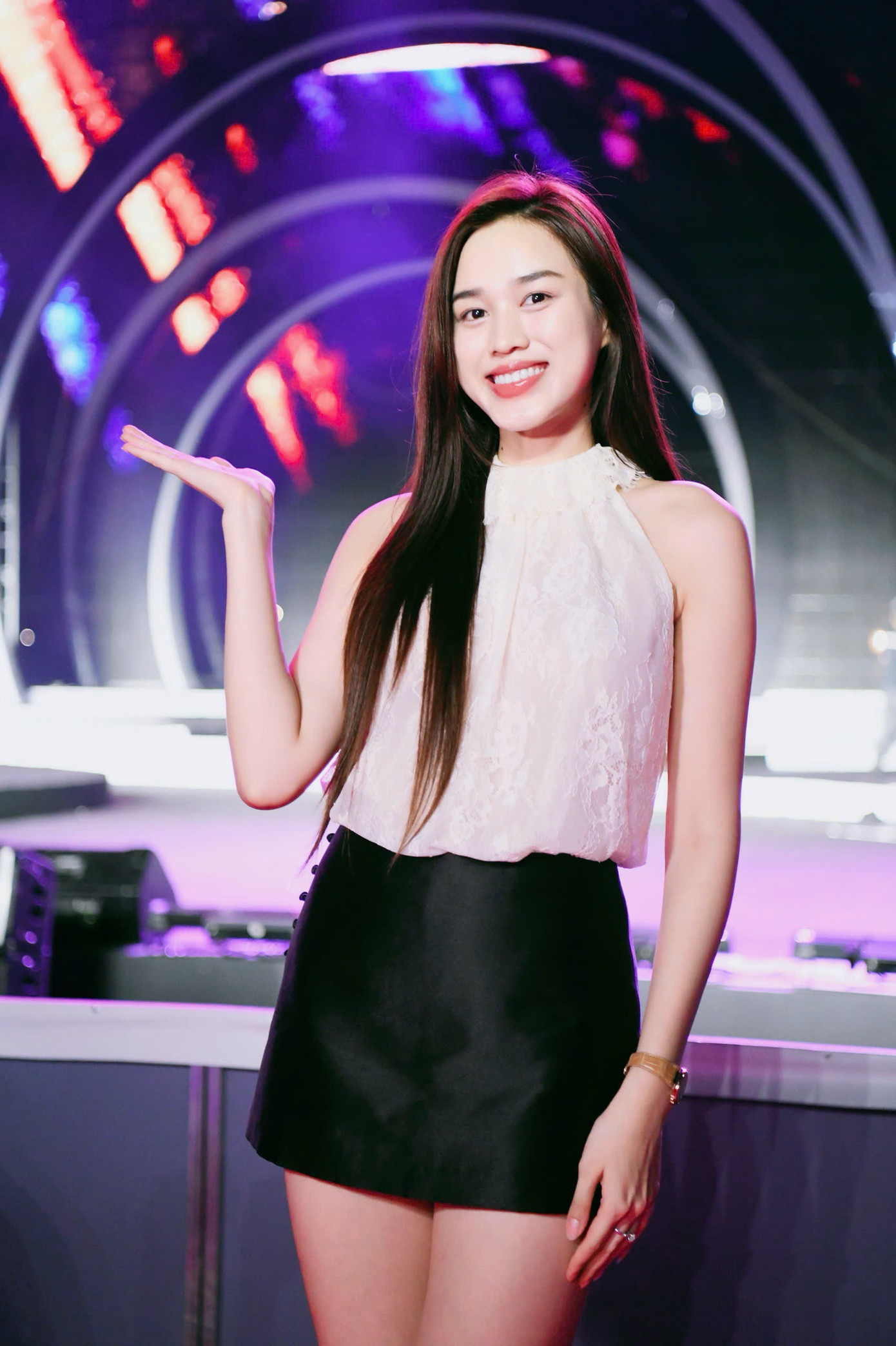 &quot;Hãy giữ vững sự kiên định, tiếp thu những góp ý mang tính xây dựng và không ngừng hoàn thiện bản thân. Đừng để những cảm xúc tiêu cực ảnh hưởng lâu dài, bởi đôi khi chính những người khó tính lại là người quan tâm và giúp nhìn nhận những điểm cần cải thiện&quot;, cô nói.