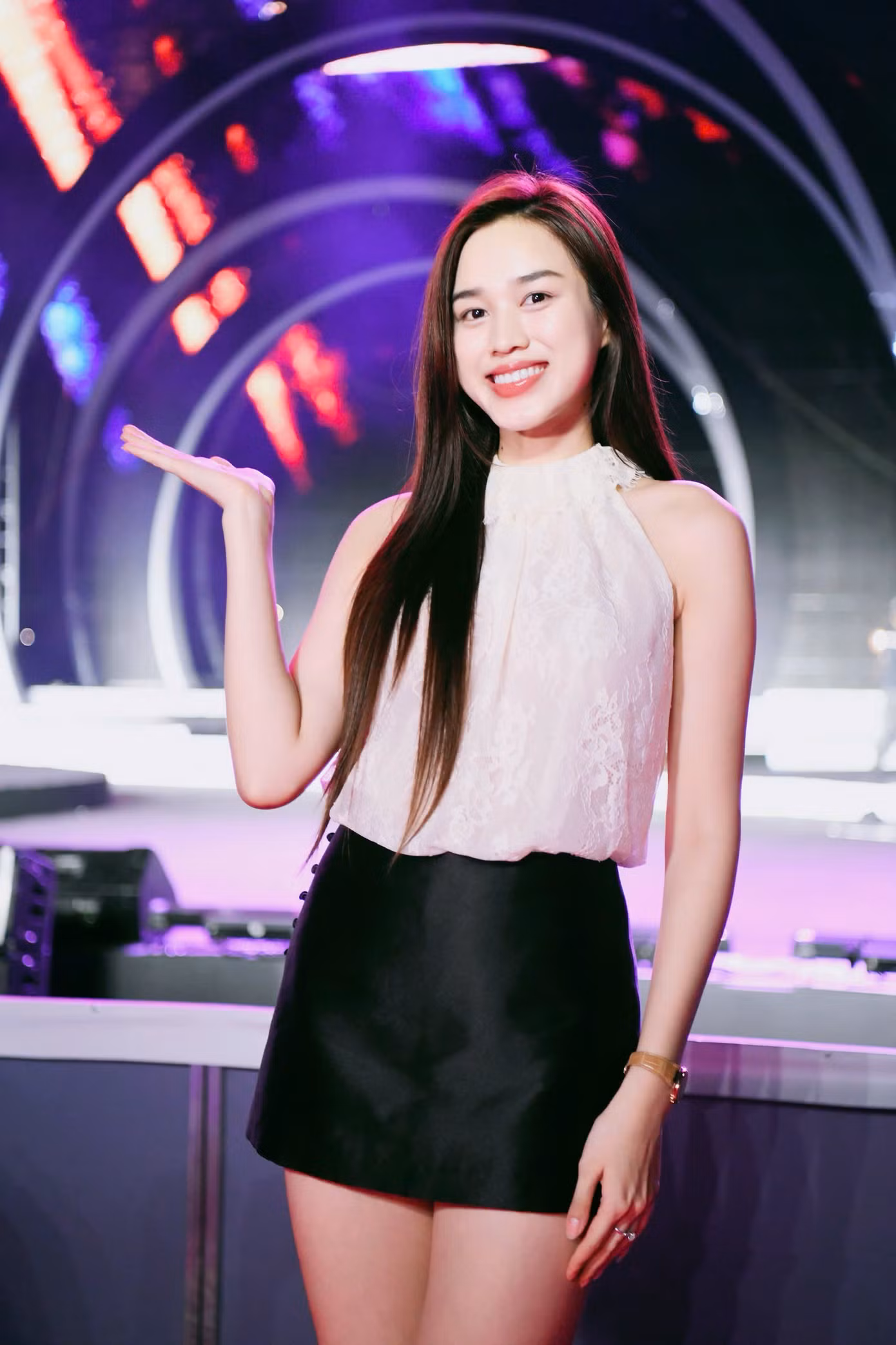 "Hãy giữ vững sự kiên định, tiếp thu những góp ý mang tính xây dựng và không ngừng hoàn thiện bản thân. Đừng để những cảm xúc tiêu cực ảnh hưởng lâu dài, bởi đôi khi chính những người khó tính lại là người quan tâm và giúp nhìn nhận những điểm cần cải thiện", cô nói.