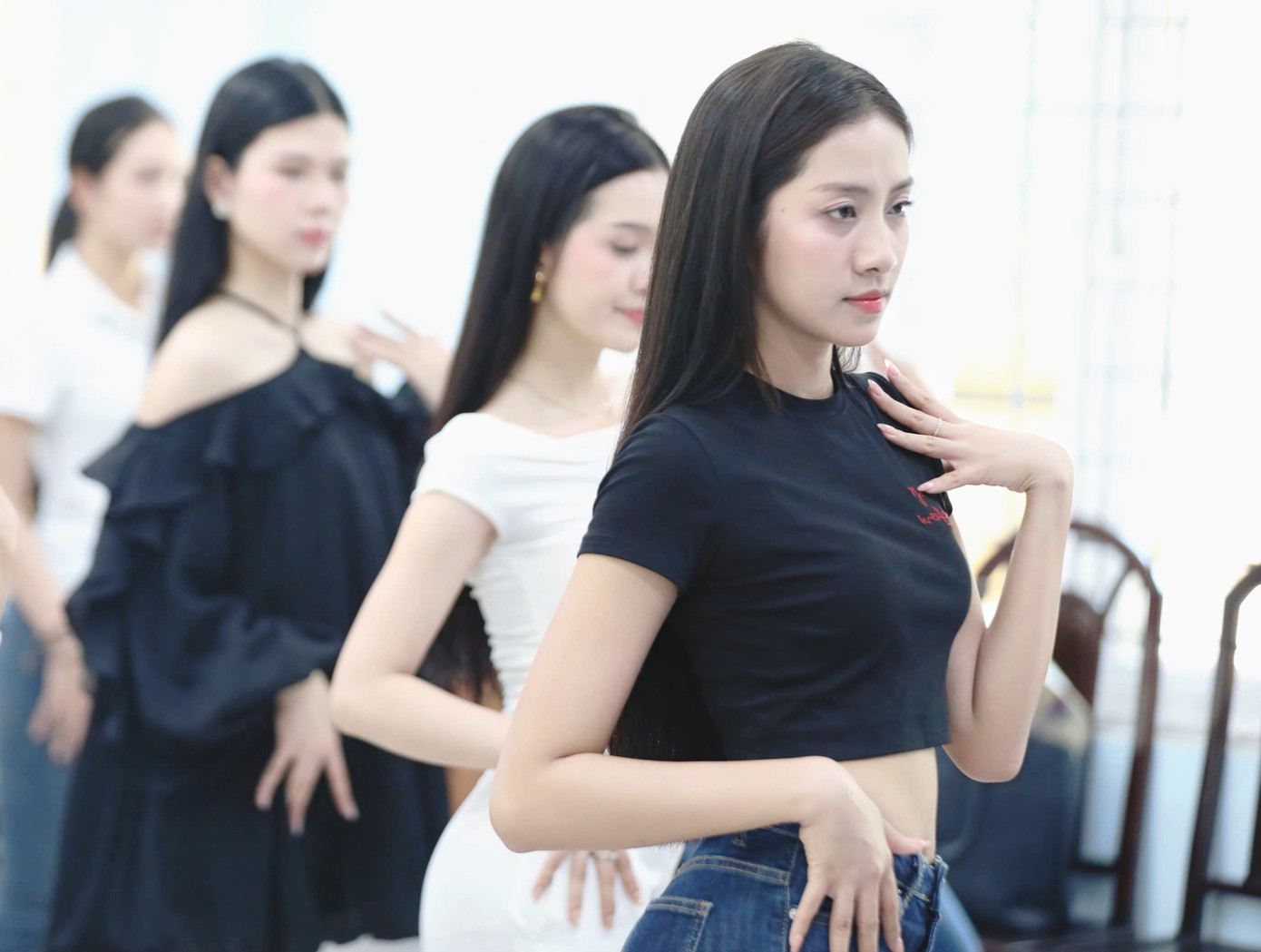 Thí sinh Hà Trúc Linh cảm nhận âm nhạc và vũ đạo của màn đồng diễn bikini ở chung kết Hoa hậu Việt Nam 2024 hiện đại, phù hợp với năng lượng của gen Z.