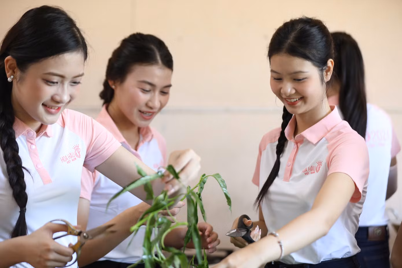 Đây là một trong số nhiều hoạt động thiện nguyện của cuộc thi Hoa hậu Việt Nam năm nay. Trước đó, thí sinh thực hiện một số dự án nhân ái tại các tỉnh thành như Hà Nội, TPHCM, Lạng Sơn...