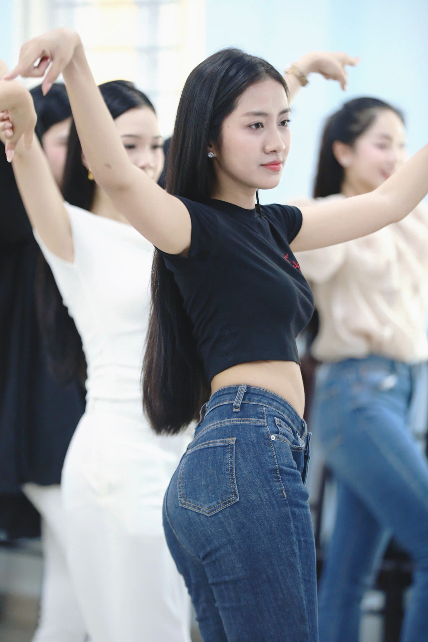 Thí sinh Hà Trúc Linh cảm nhận âm nhạc và vũ đạo của màn đồng diễn bikini ở chung kết Hoa hậu Việt Nam 2024 hiện đại, phù hợp với năng lượng của gen Z.