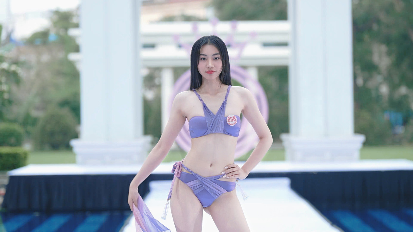 Trần Thị Huyền Cơ sinh năm 2003, đến từ Nghệ An, là Á khôi ĐH Tài chính - Marketing 2023. Cô sở hữu chiều cao 1,72 m, số đo ba vòng 78-57-89 cm. Huyền Cơ là một trong hai thí sinh có vòng eo nhỏ nhất Top 25 Hoa hậu Việt Nam 2024.