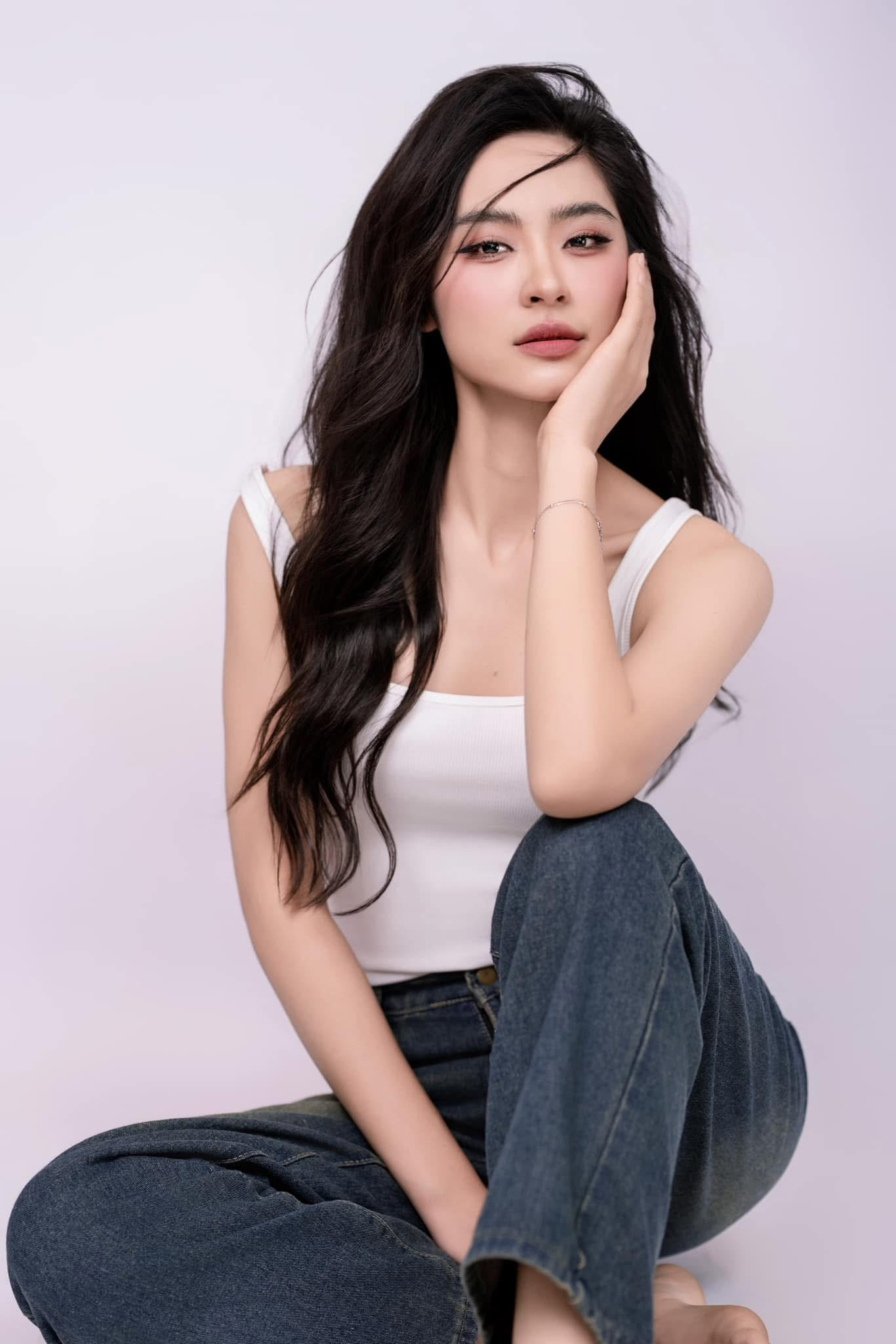 Vân Nhi khẳng định cô không thua kém Hoa hậu Hà Trúc Linh nhưng luôn ngưỡng mộ và học hỏi được nhiều điều từ đàn chị.