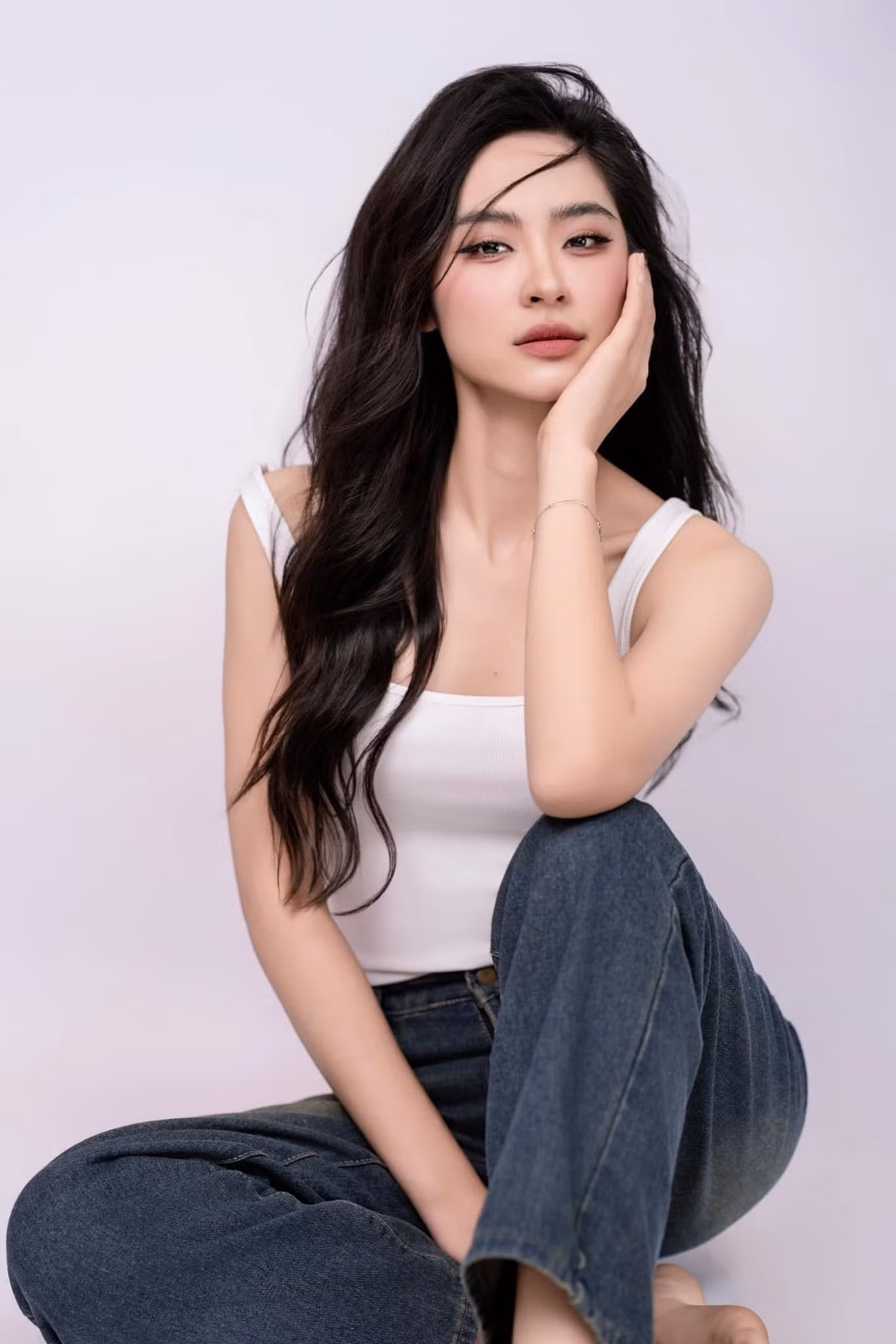 Vân Nhi khẳng định cô không thua kém Hoa hậu Hà Trúc Linh nhưng luôn ngưỡng mộ và học hỏi được nhiều điều từ đàn chị.