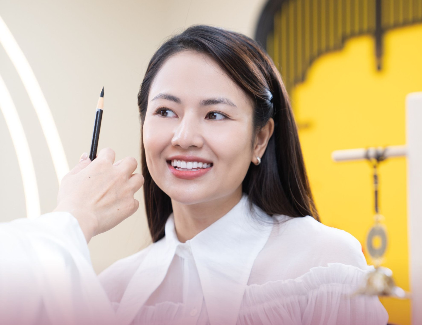 NSND Lan Hương, NSND Thu Hà, NSND Lê Khanh cùng nhiều nghệ sĩ Việt như NSƯT Nguyệt Hằng, NSƯT Chiều Xuân, NSƯT Việt Anh, MC Thảo Vân, diễn viên Doãn Quốc Đam, Tô Dũng, Minh Thu, Việt Hoa, Bích Ngọc, Lương Thanh... xuất hiện trong quảng cáo làm chân mày phong thủy tại một cơ sở thẩm mỹ. NSND Lan Hương, NSND Thu Hà, NSND Lê Khanh cùng nhiều nghệ sĩ Việt như NSƯT Nguyệt Hằng, NSƯT Chiều Xuân, NSƯT Việt Anh, MC Thảo Vân, diễn viên Doãn Quốc Đam, Tô Dũng, Minh Thu, Việt Hoa, Bích Ngọc, Lương Thanh... xuất hiện trong quảng cáo làm chân mày phong thủy tại một cơ sở thẩm mỹ.